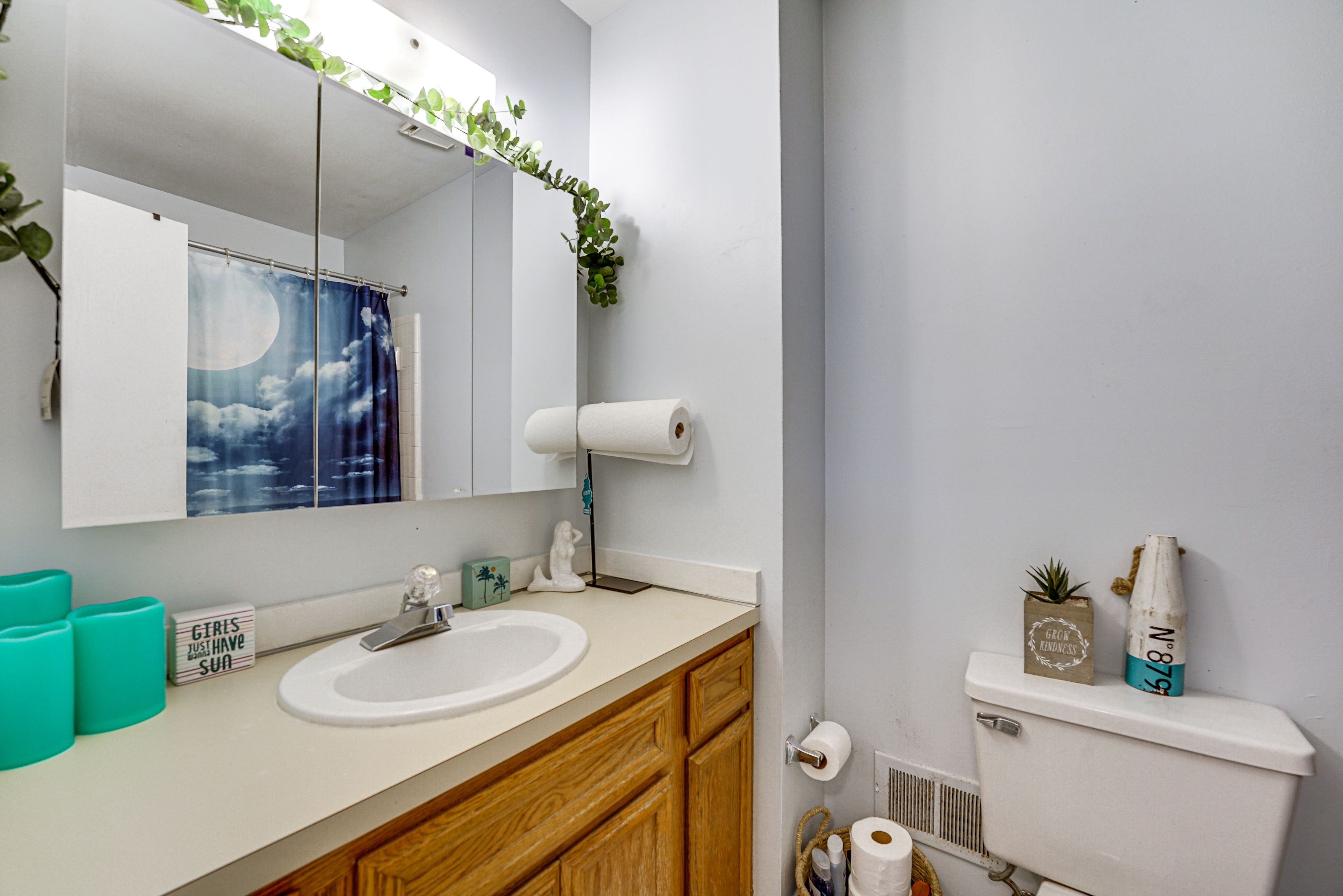 Full Bathroom | Complimentary Toiletries | 2nd Floor