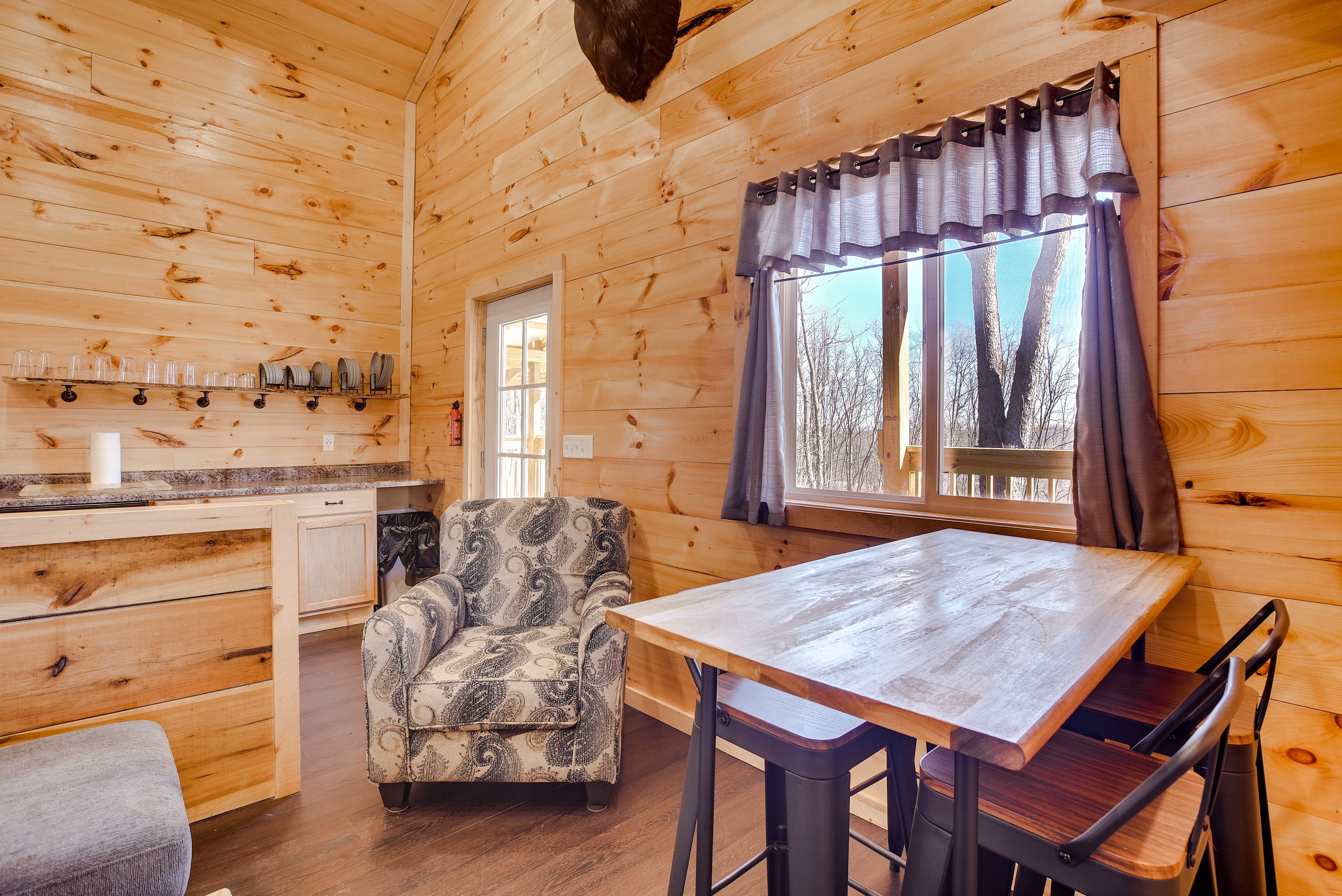 Dining Area | Dishware & Flatware Provided