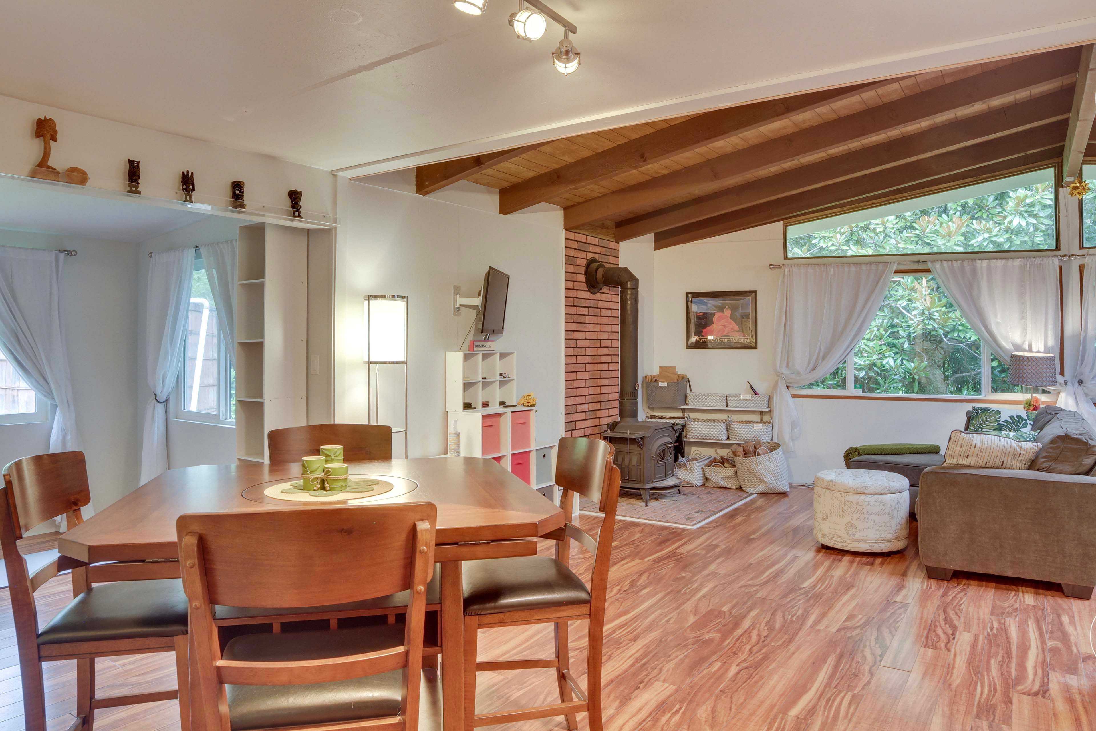 Dining Area | Dishware/Flatware Provided