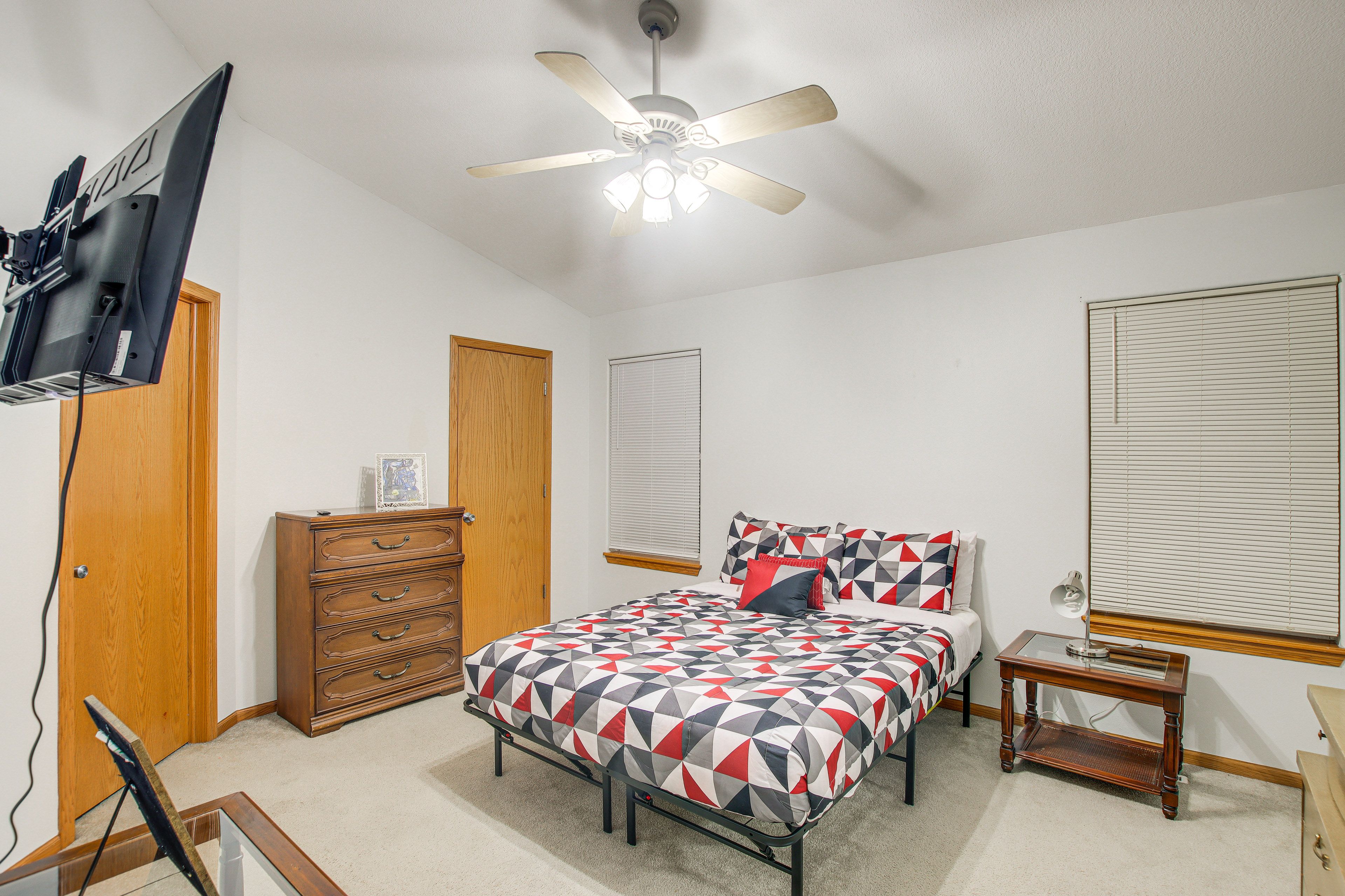 Bedroom 1 | Queen Bed | Upper Level | Smart TV | En-Suite Bathroom