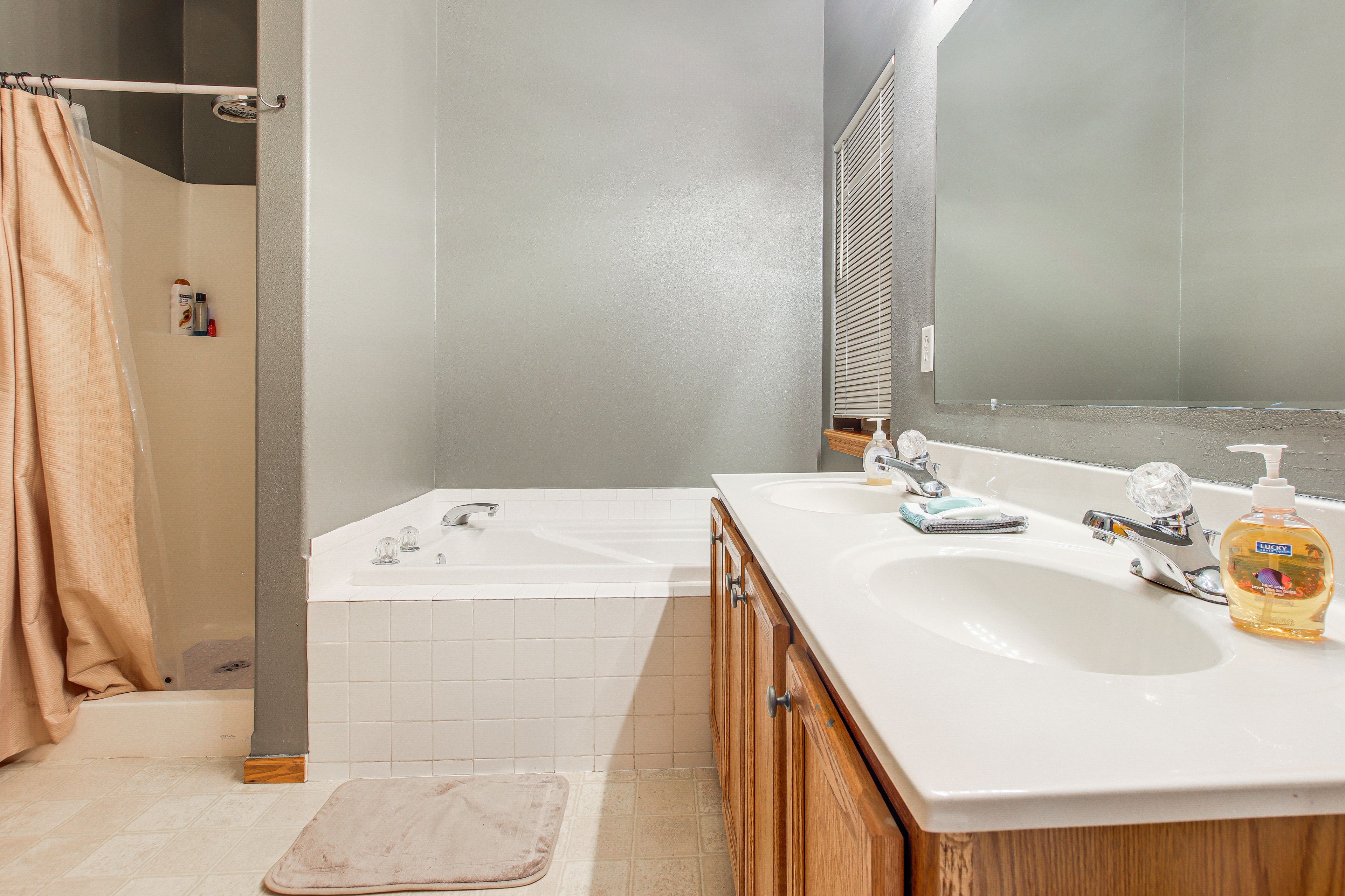En-Suite Bathroom | Upper Level | Complimentary Toiletries