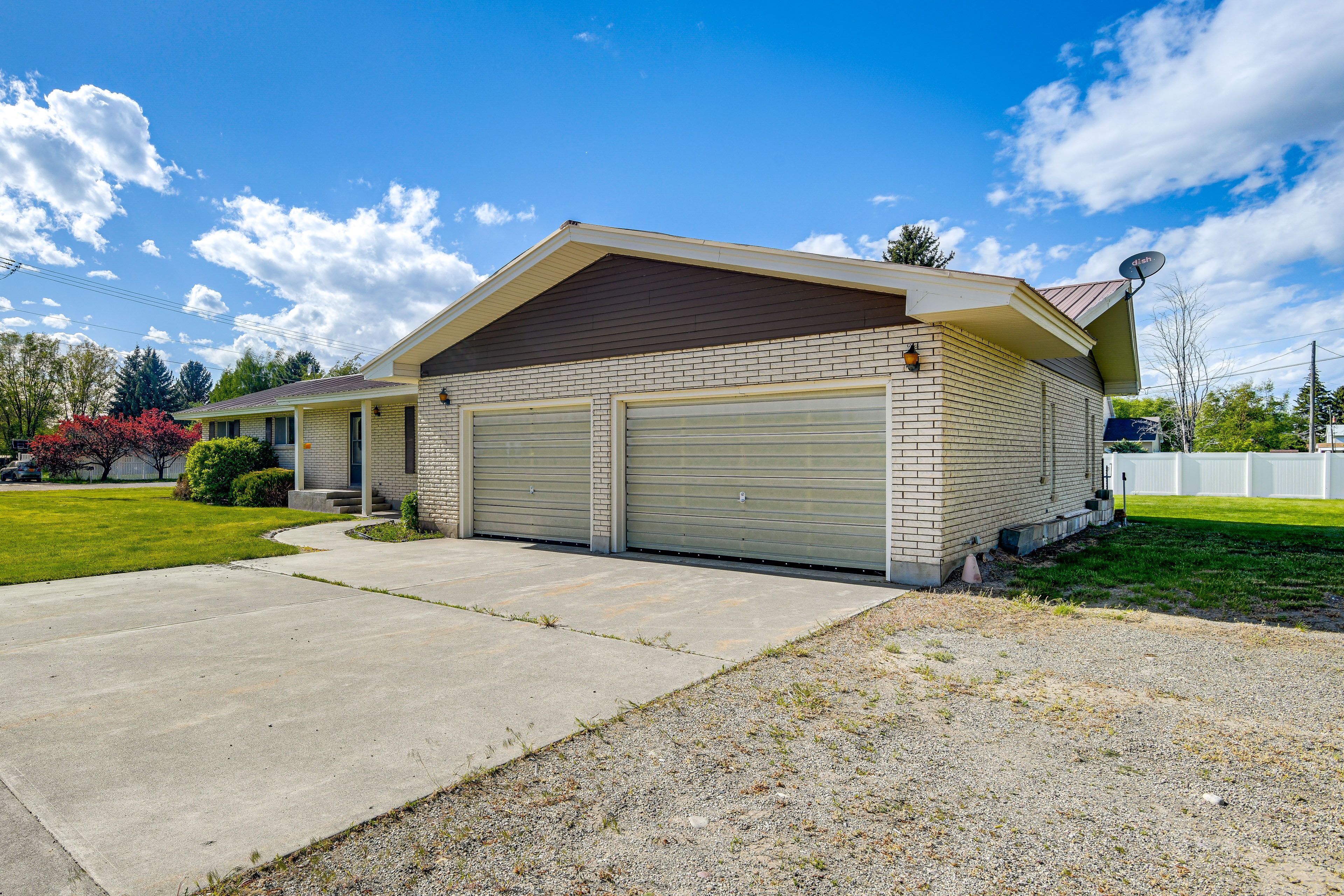 Parking | Driveway (6 Vehicles) | RV/Trailer Parking | Free Street Parking
