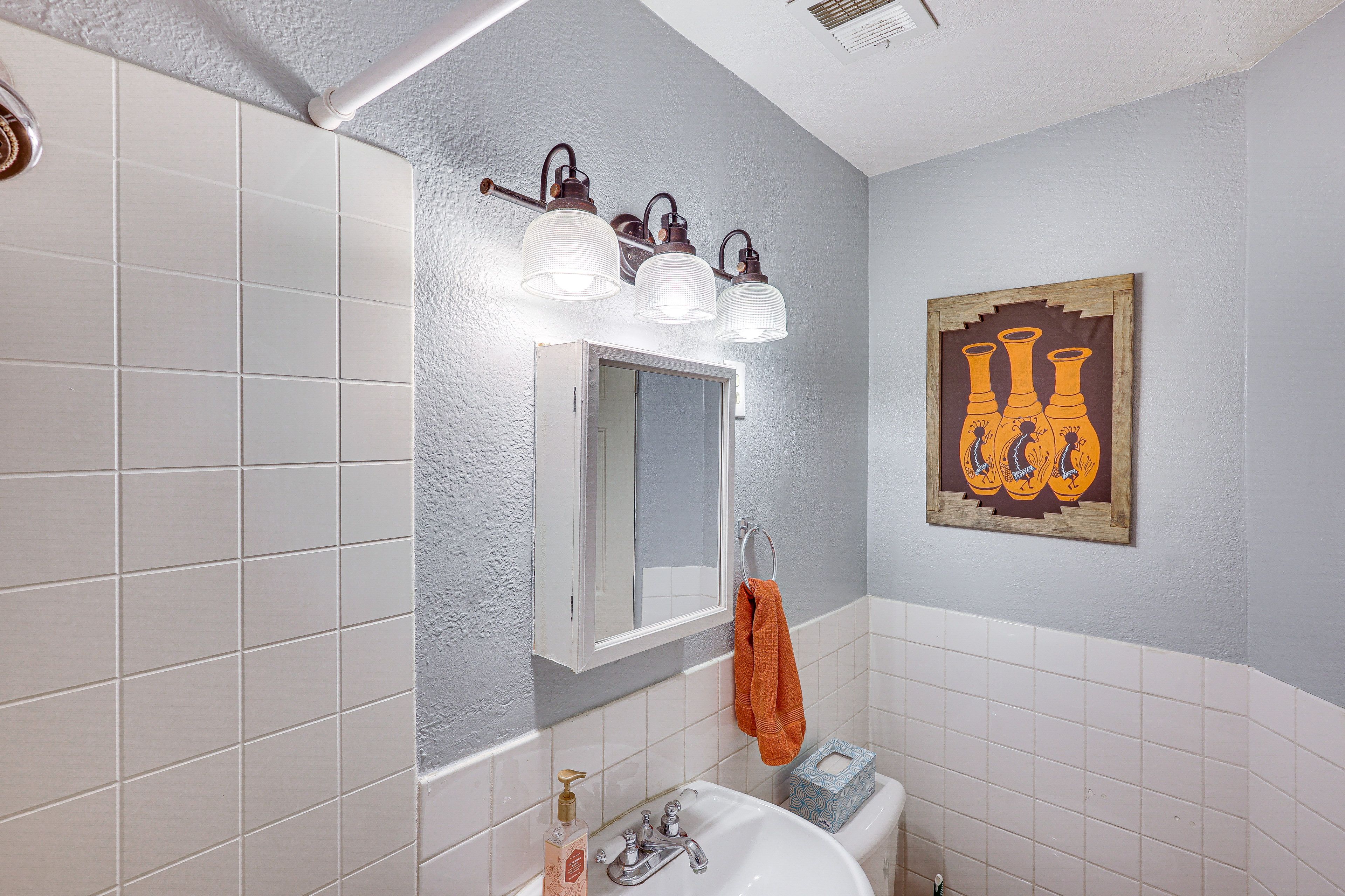 Full Bathroom | Towels Provided | 1st Floor