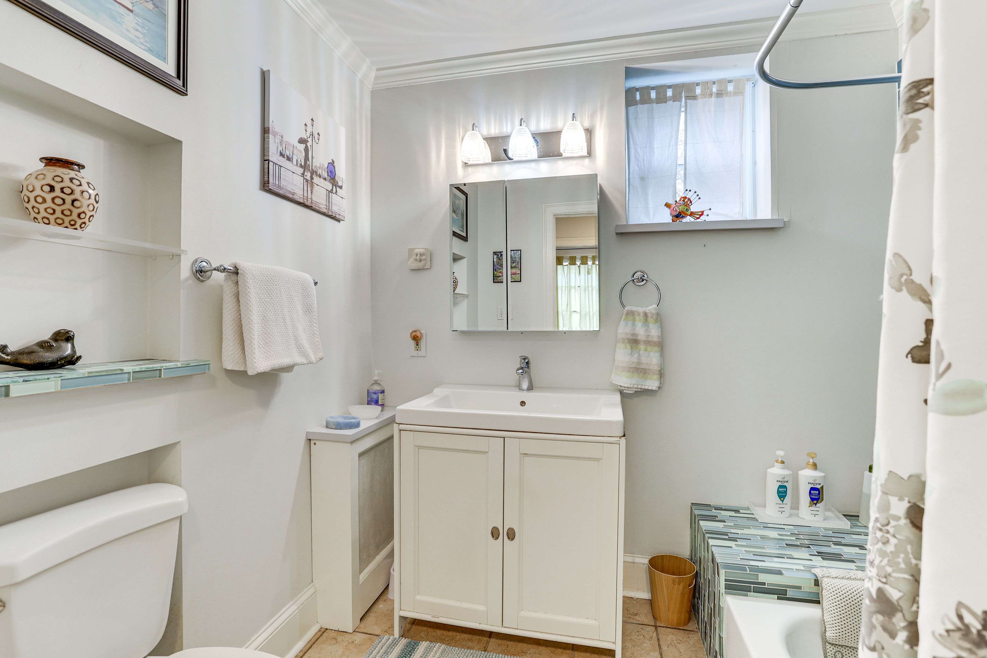 En-Suite Bathroom | Main Level | Towels Provided | Complimentary Toiletries