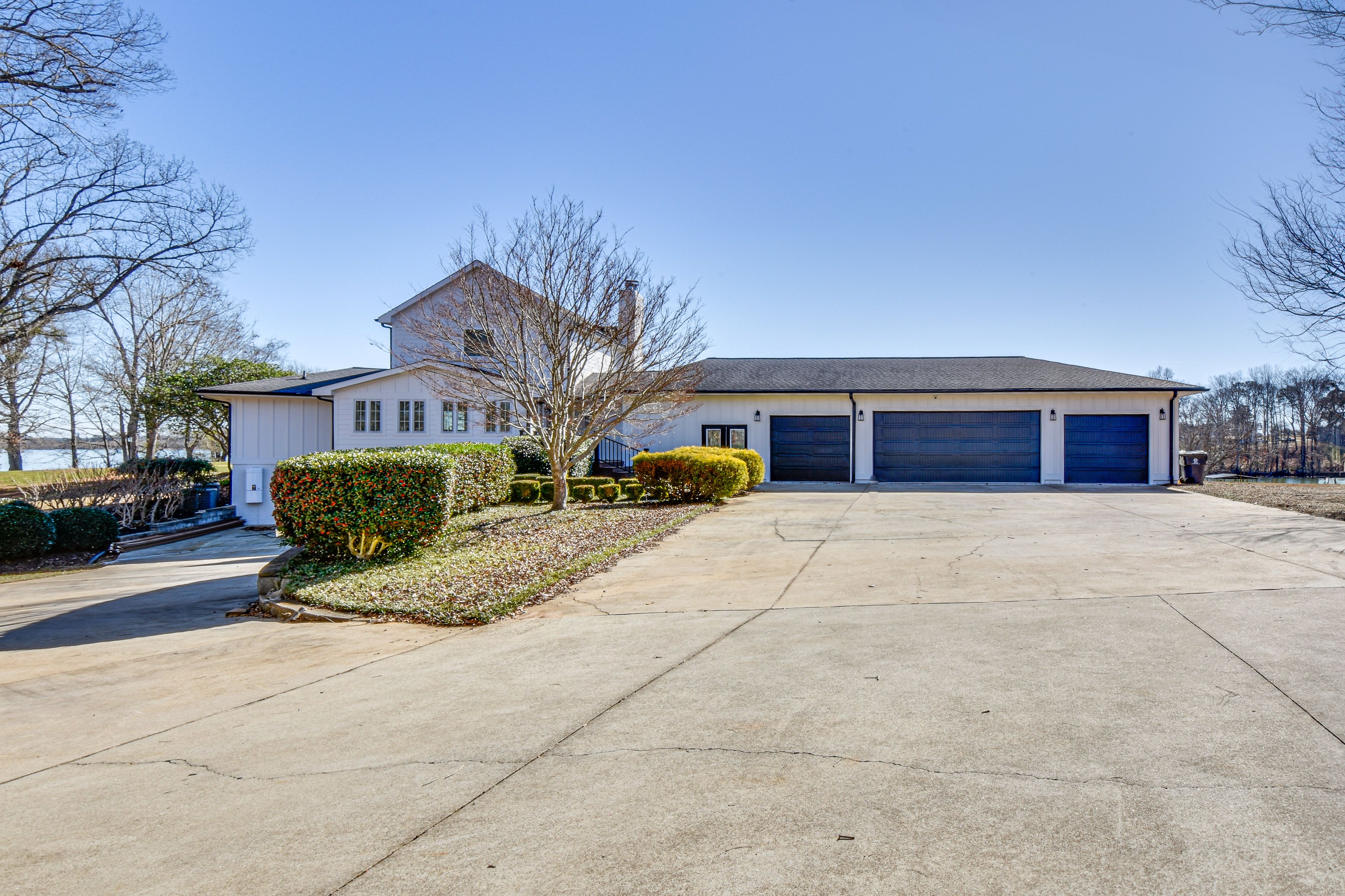 Parking | Driveway (10 Vehicles) | RV/Trailer Parking Available