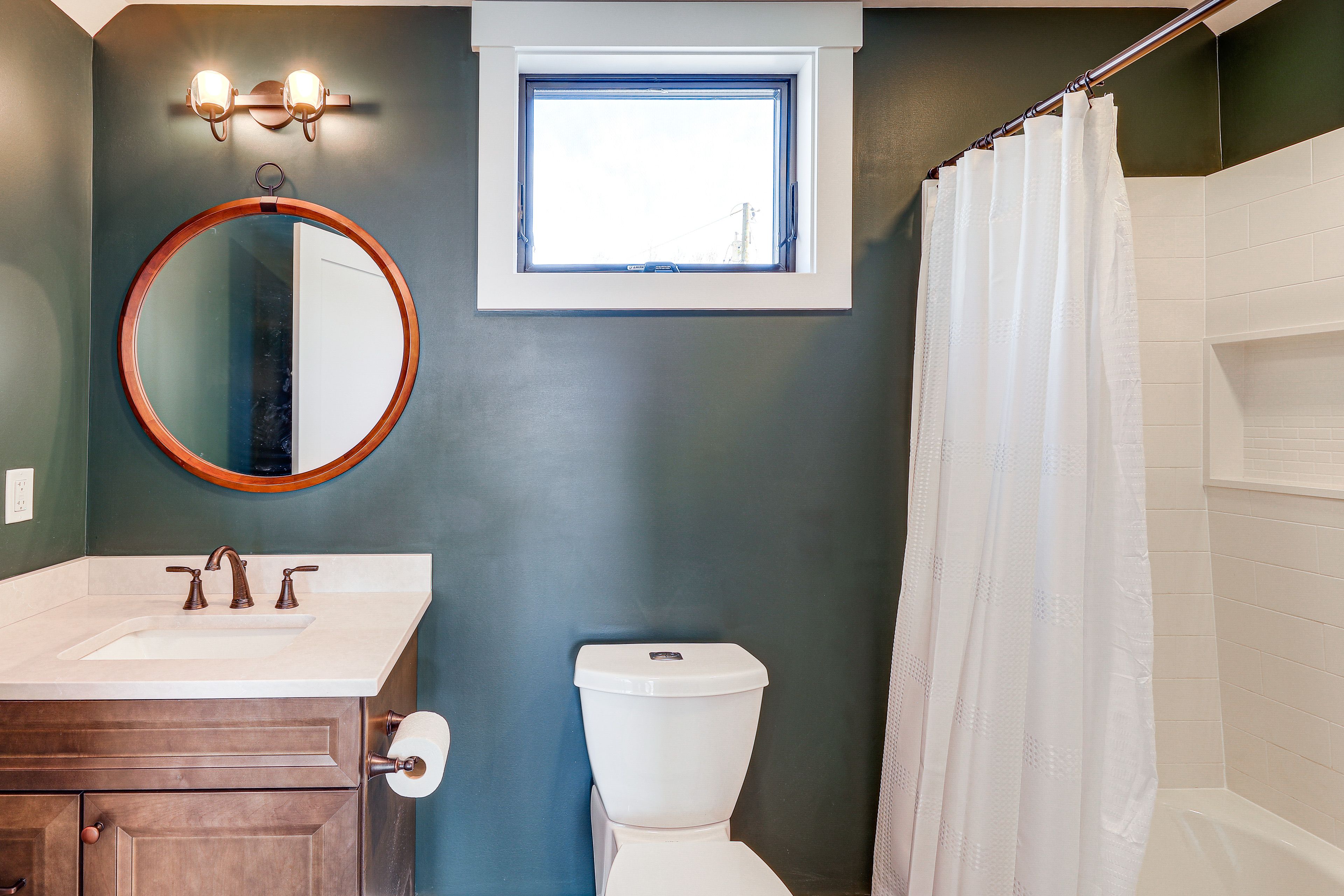 Full Bathroom | 2nd Floor