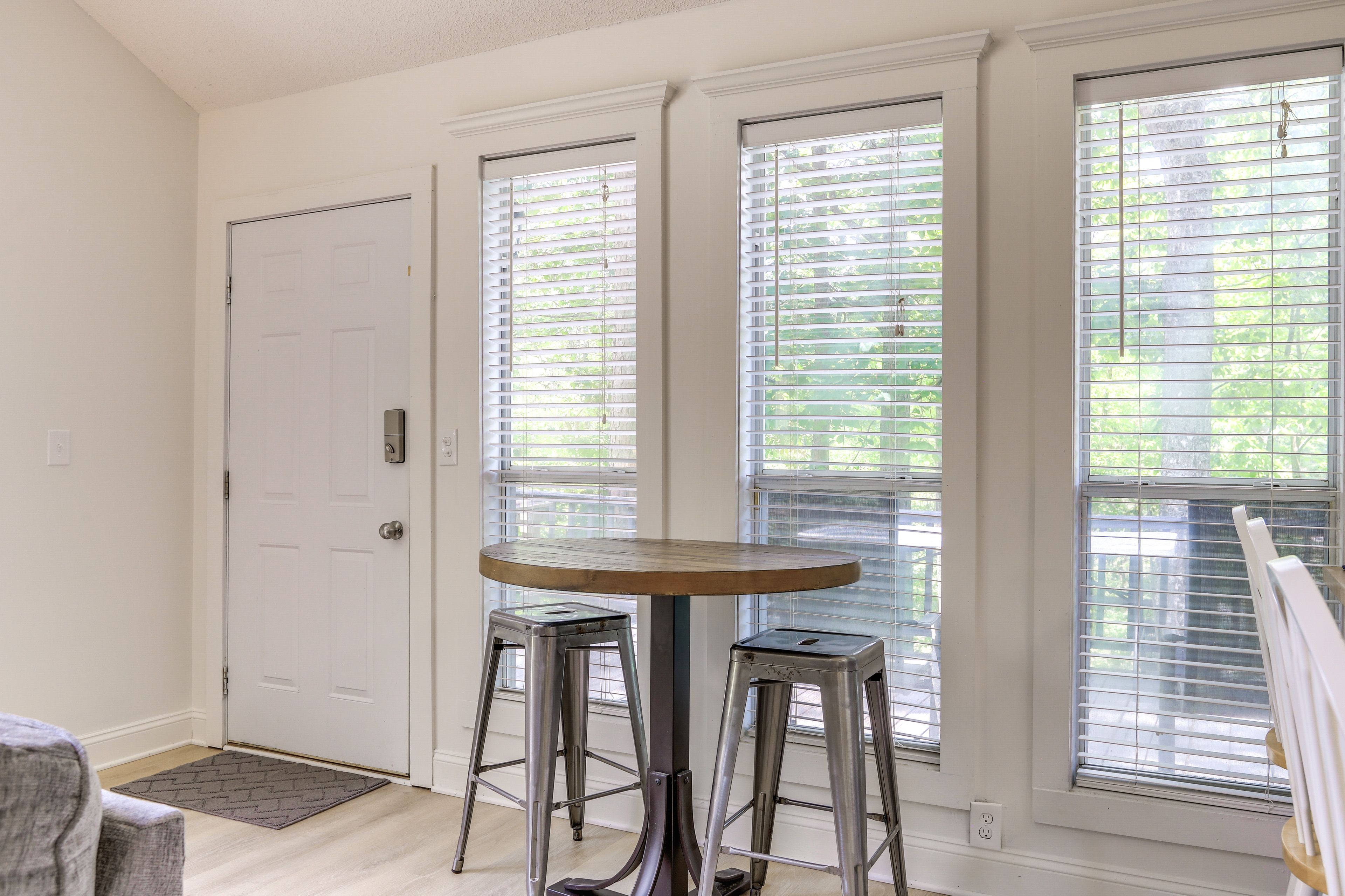 Dining Area | Dishes & Flatware Provided