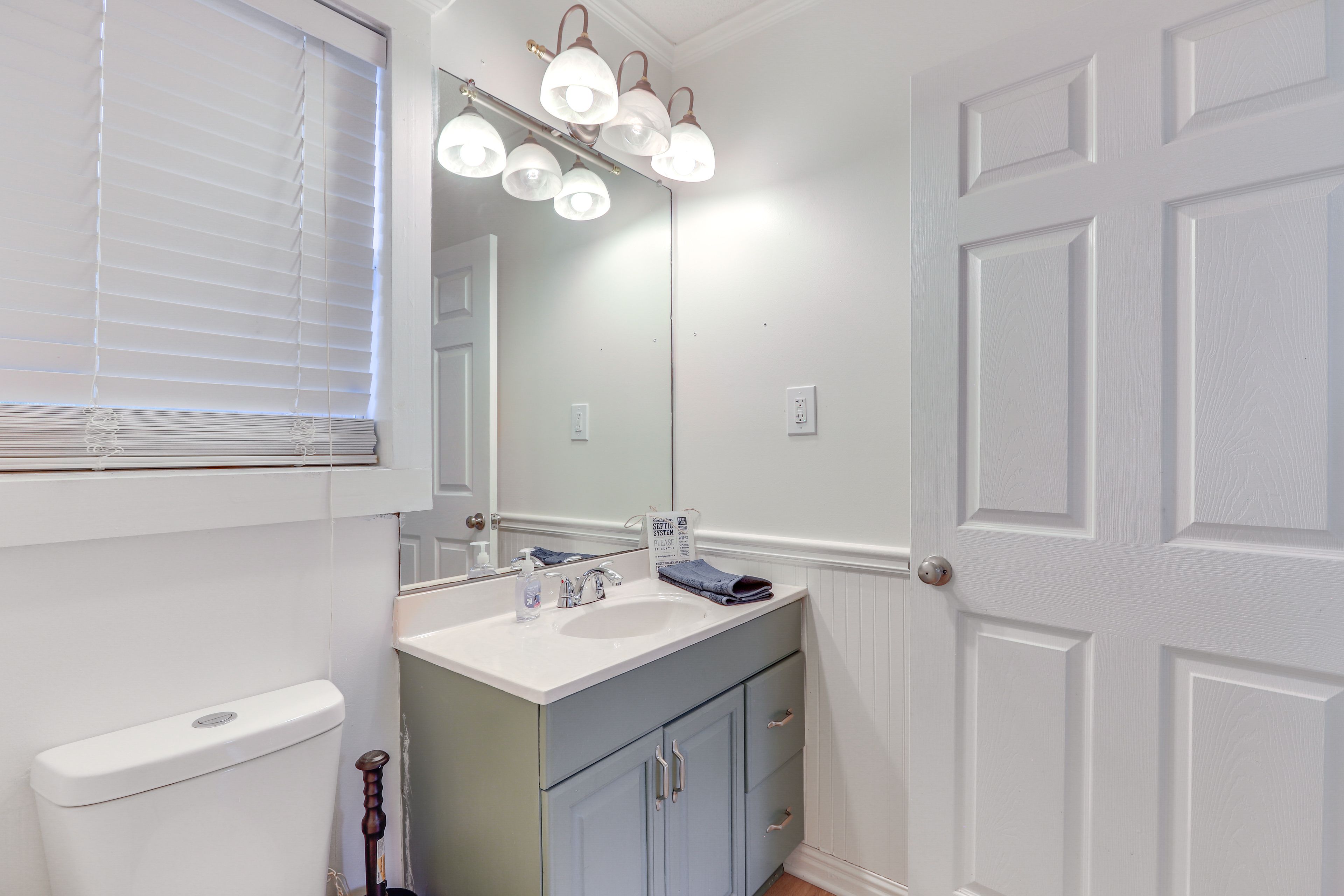 Full Bathroom | 1st Floor | Towels Provided | Shower