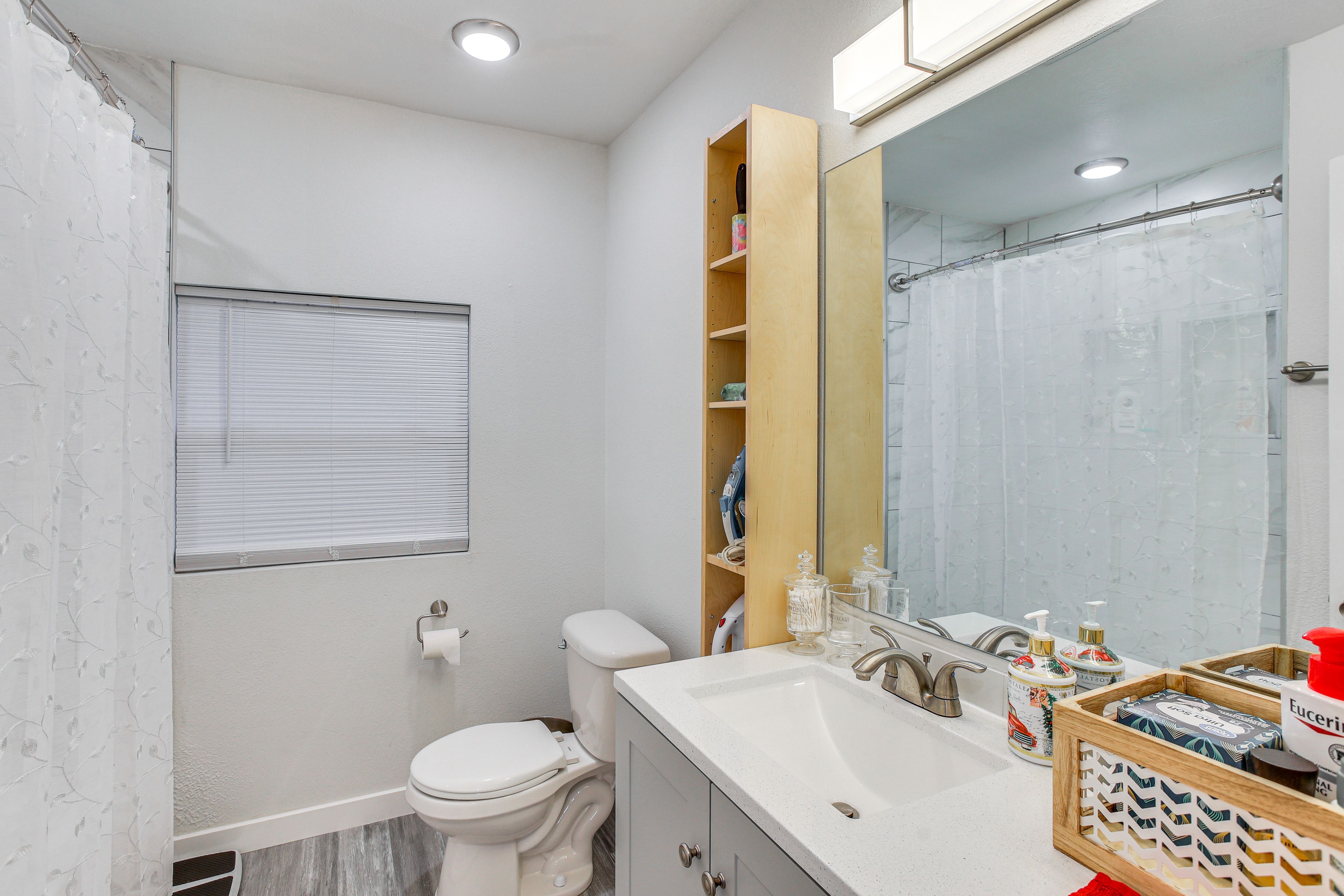 Full Bathroom | Towels Provided | Complimentary Toiletries