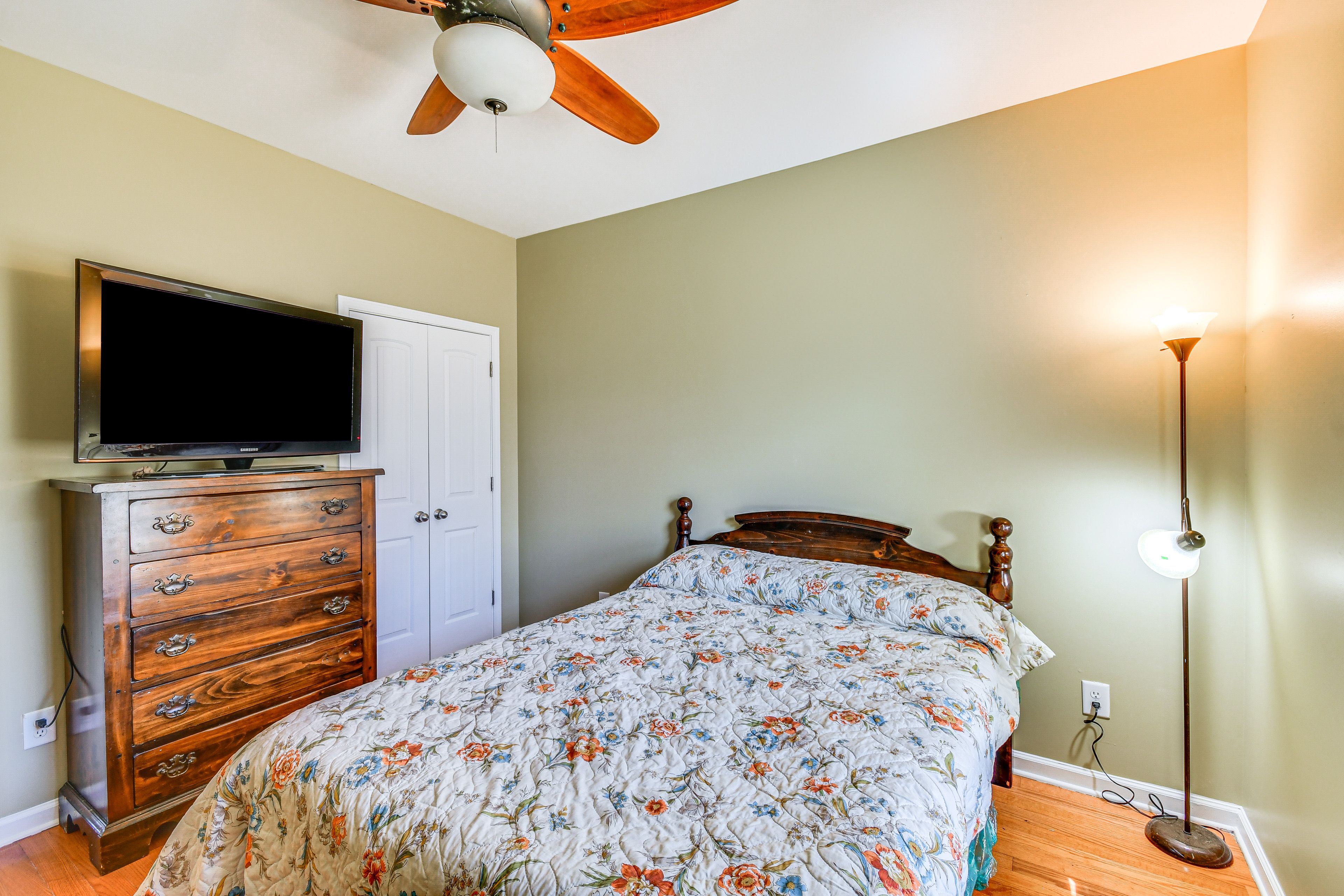 Bedroom 1 | Queen Bed | Linens Provided | 1st Floor