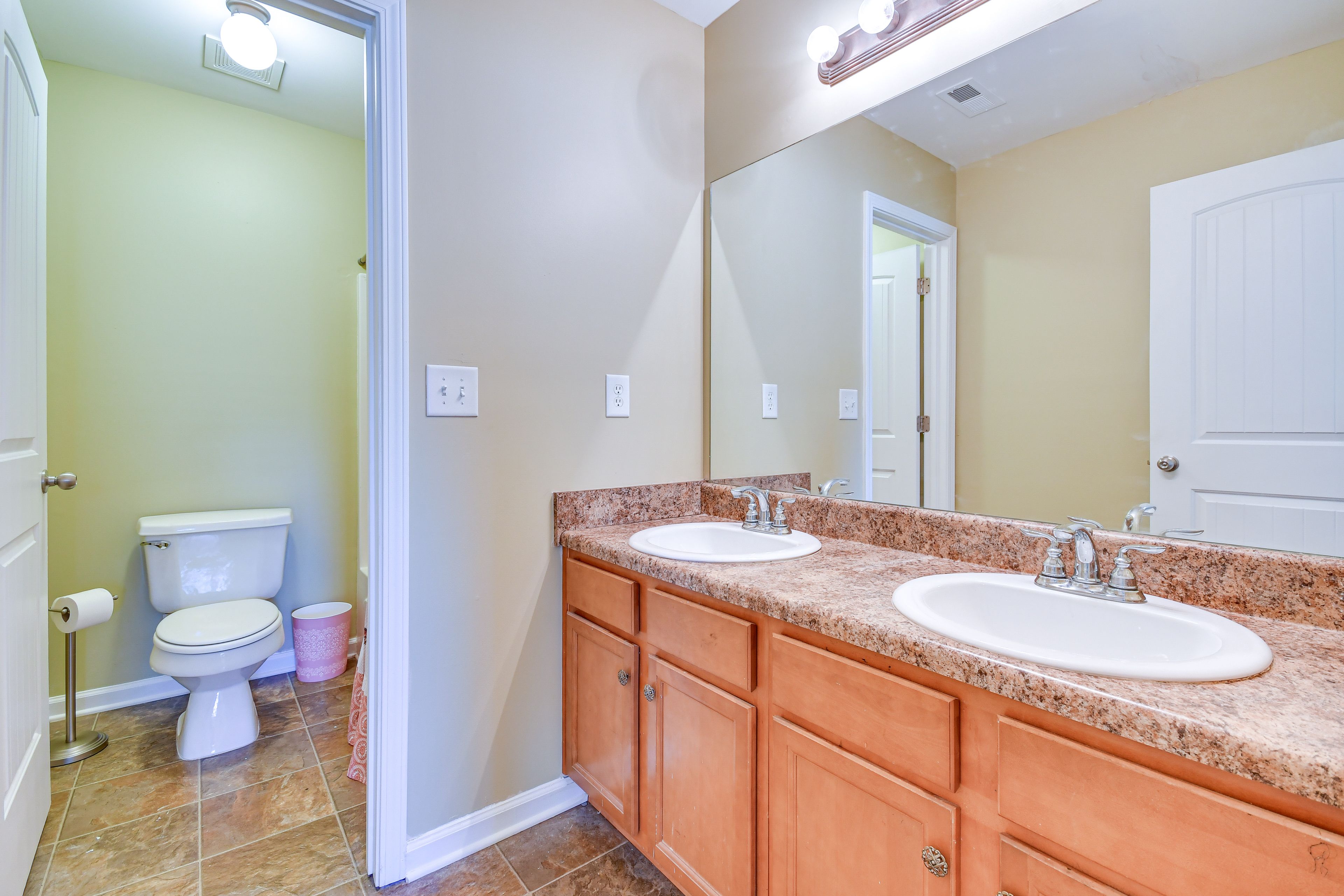 Full Bathroom | Towels Provided | 1st Floor