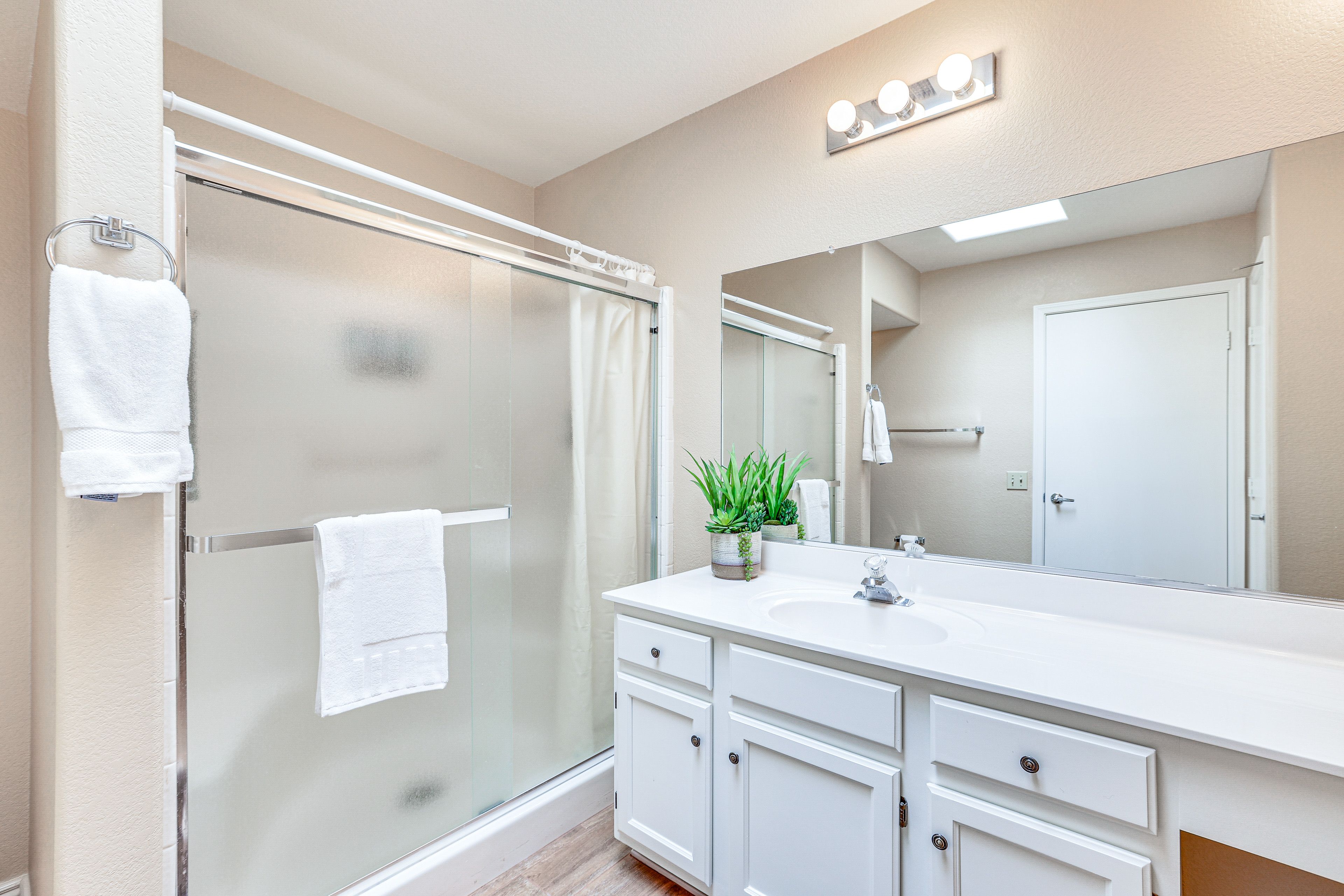 Full Bathroom | Complimentary Toiletries