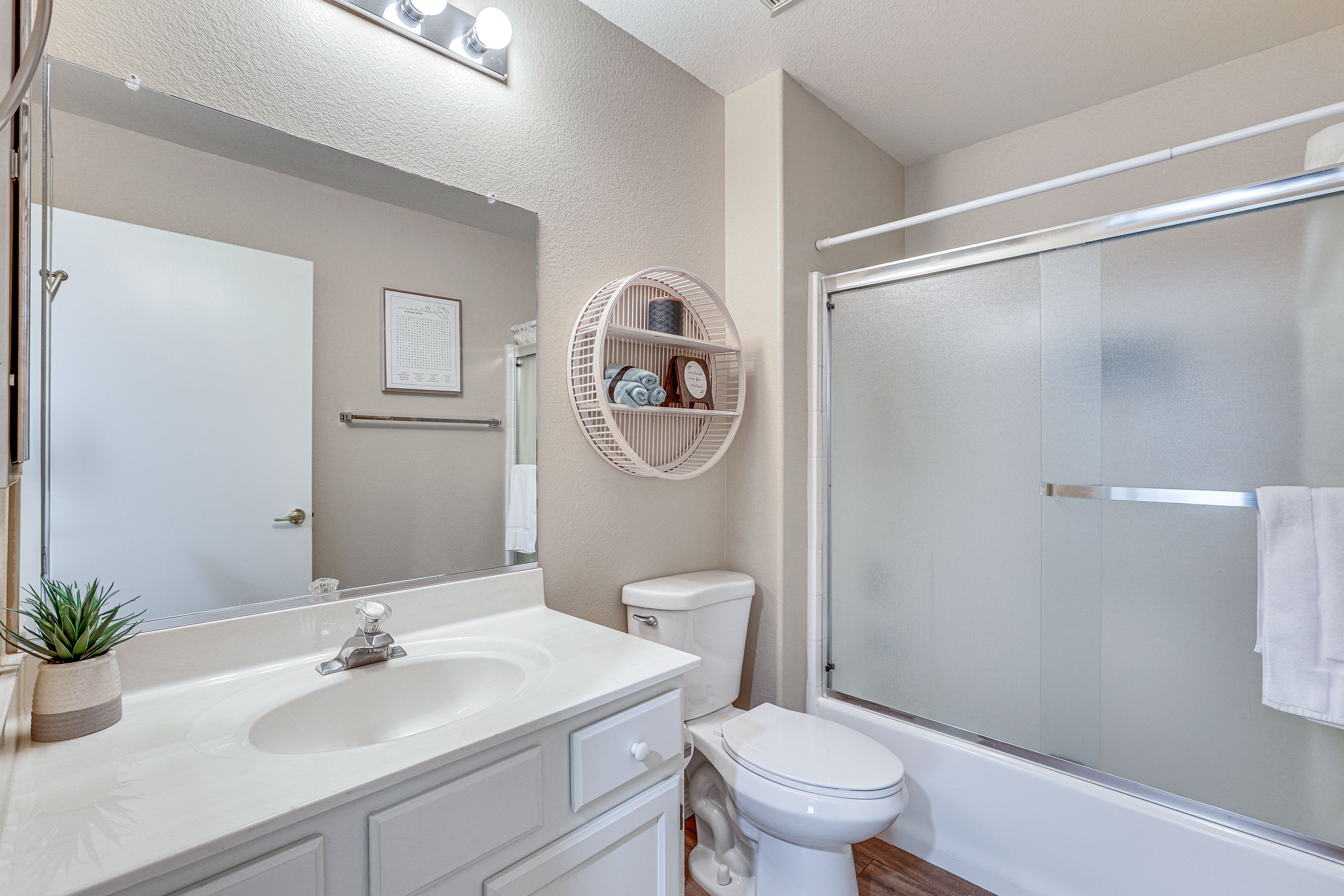 Full Bathroom | Towels Provided