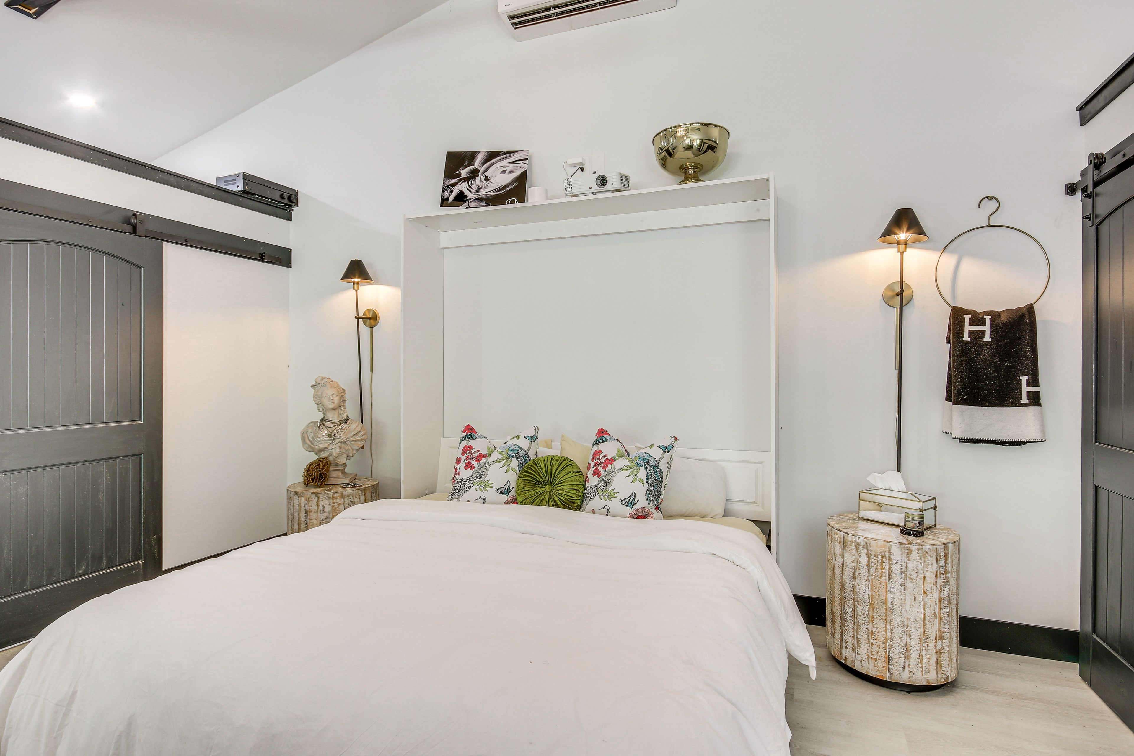 Studio | King Bed | Linens & Towels Provided