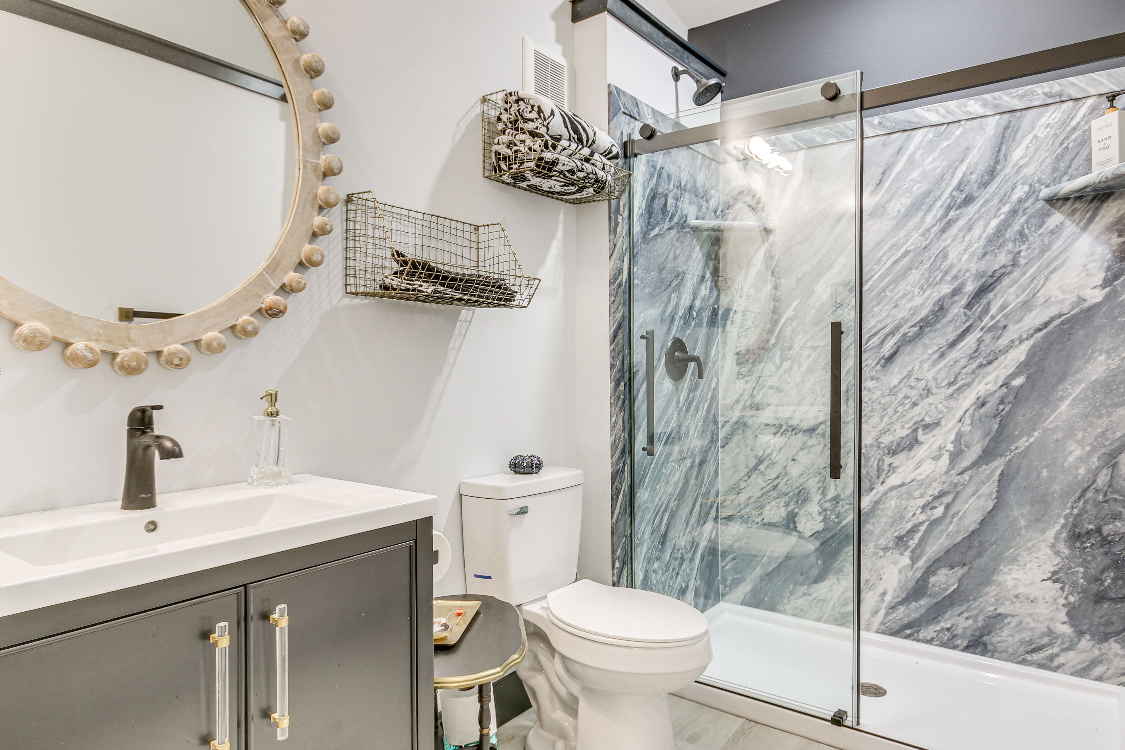 Full Bathroom | Complimentary Toiletries
