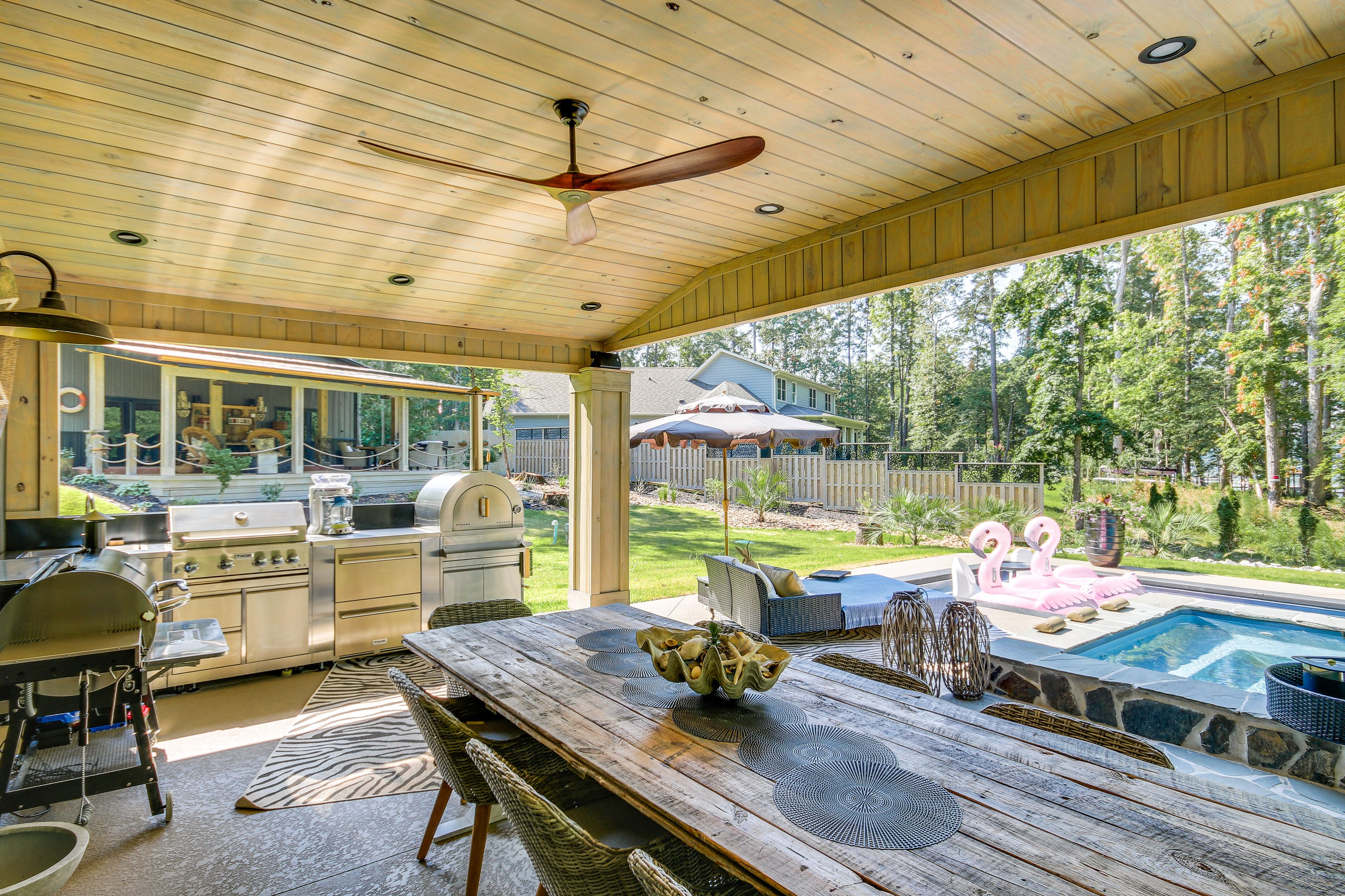 Covered Patio | Outdoor Kitchen | Gas Grills | Outdoor Dining Table