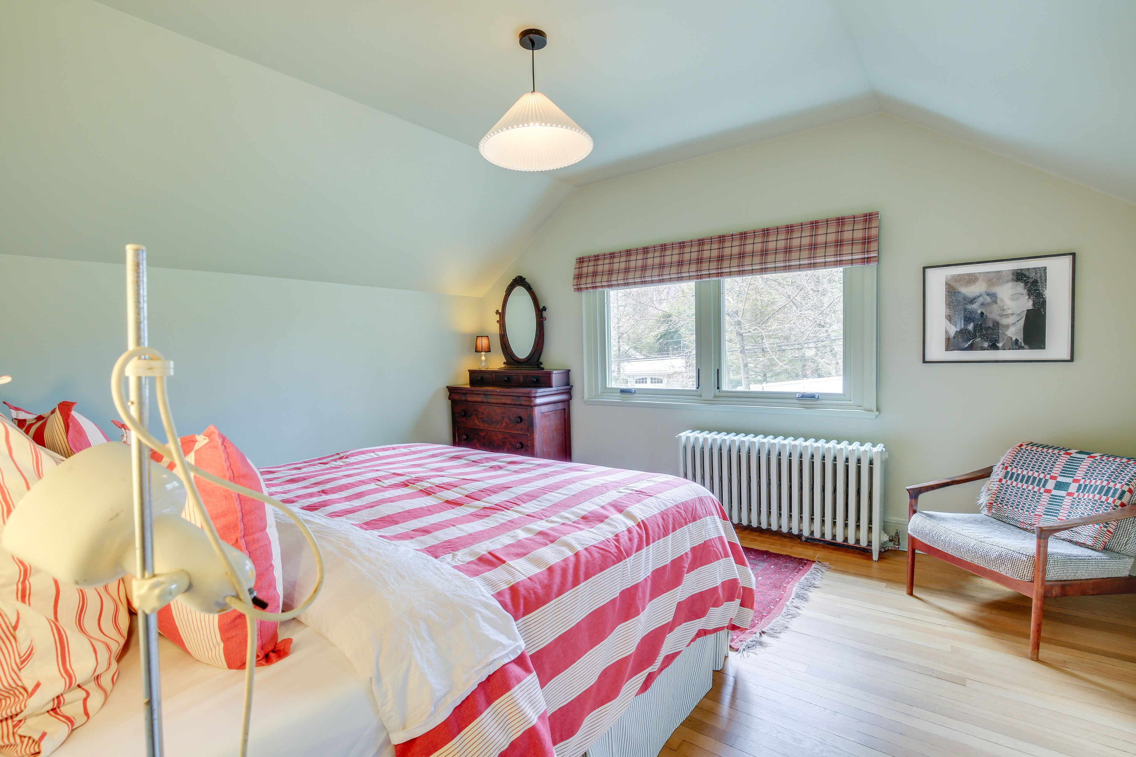 Bedroom | Upper Level | 1 King Bed