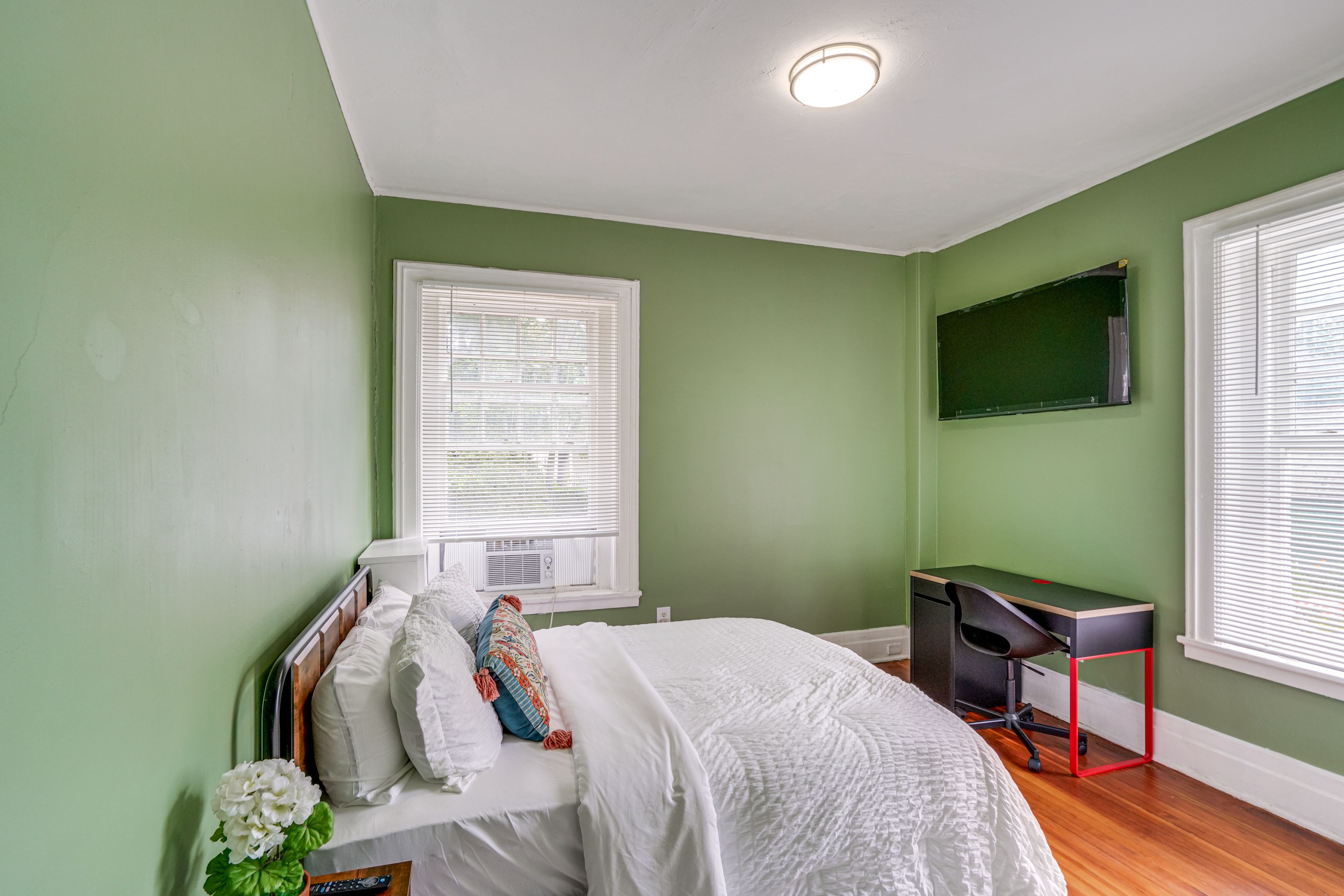 Bedroom 1 | 1st Level | Full Bed | Smart TV | Desk | Central Heat