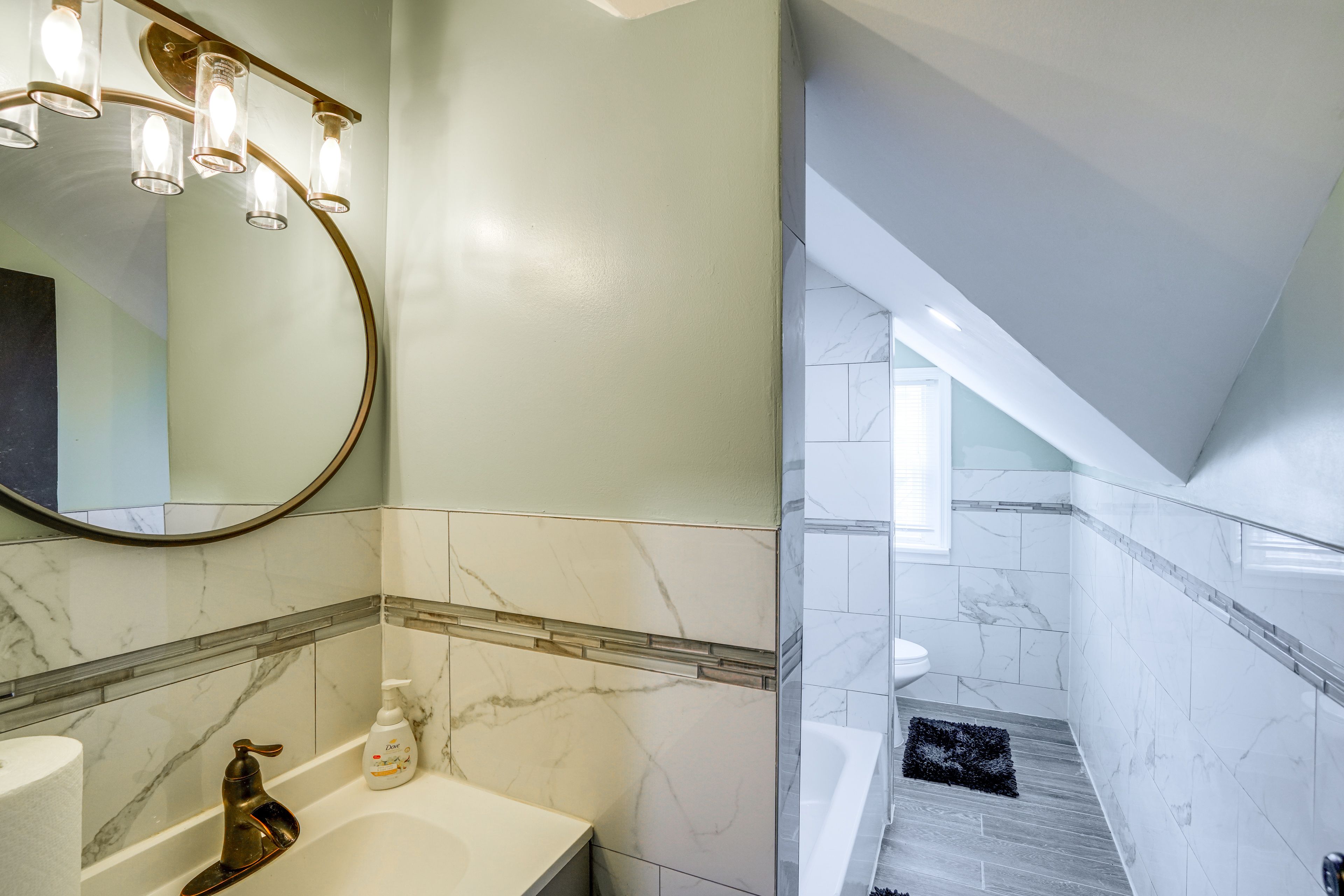 Full Bathroom | 2nd Level | Towels Provided