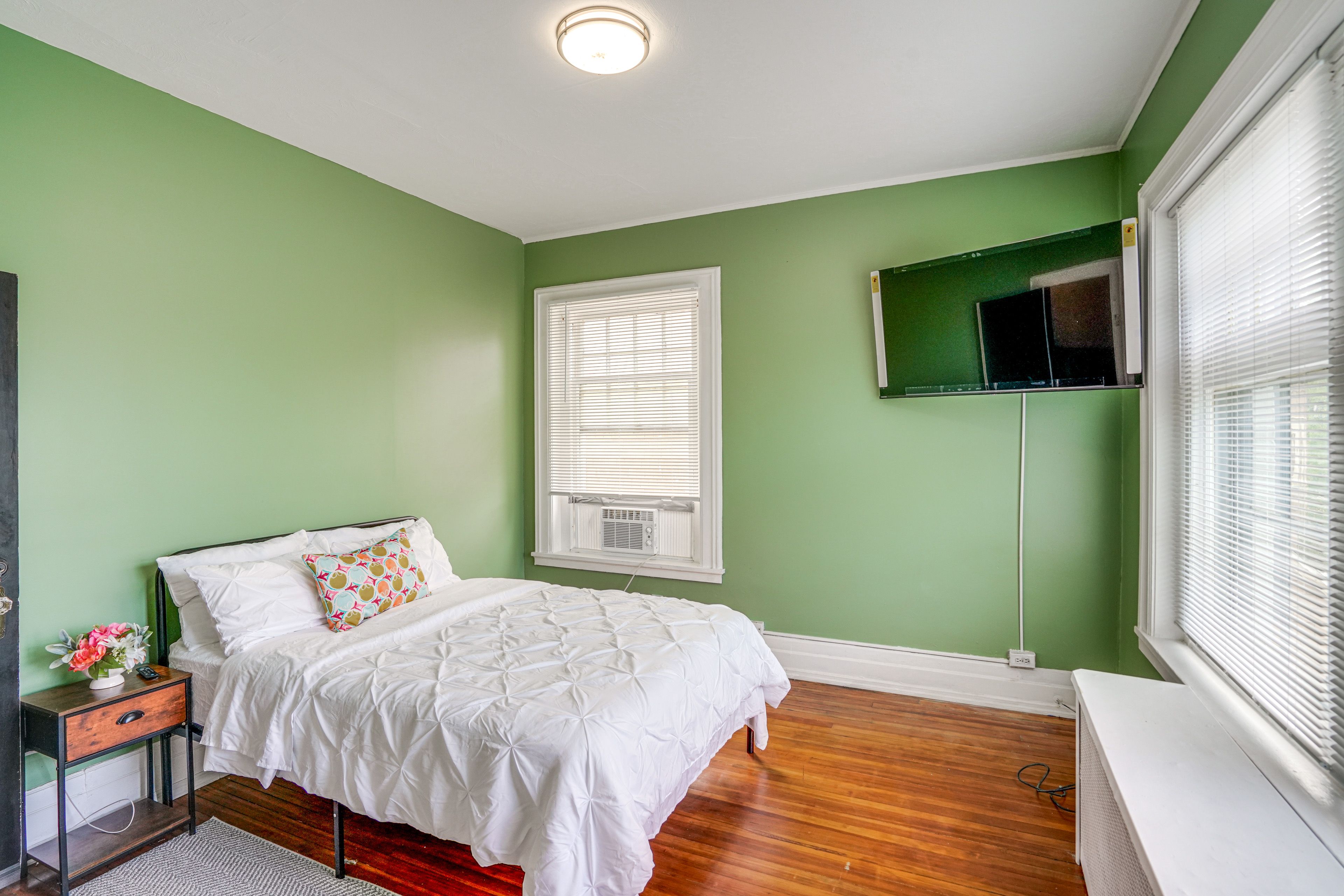 Bedroom 2 | 1st Level | Smart TV | Desk | Free WiFi