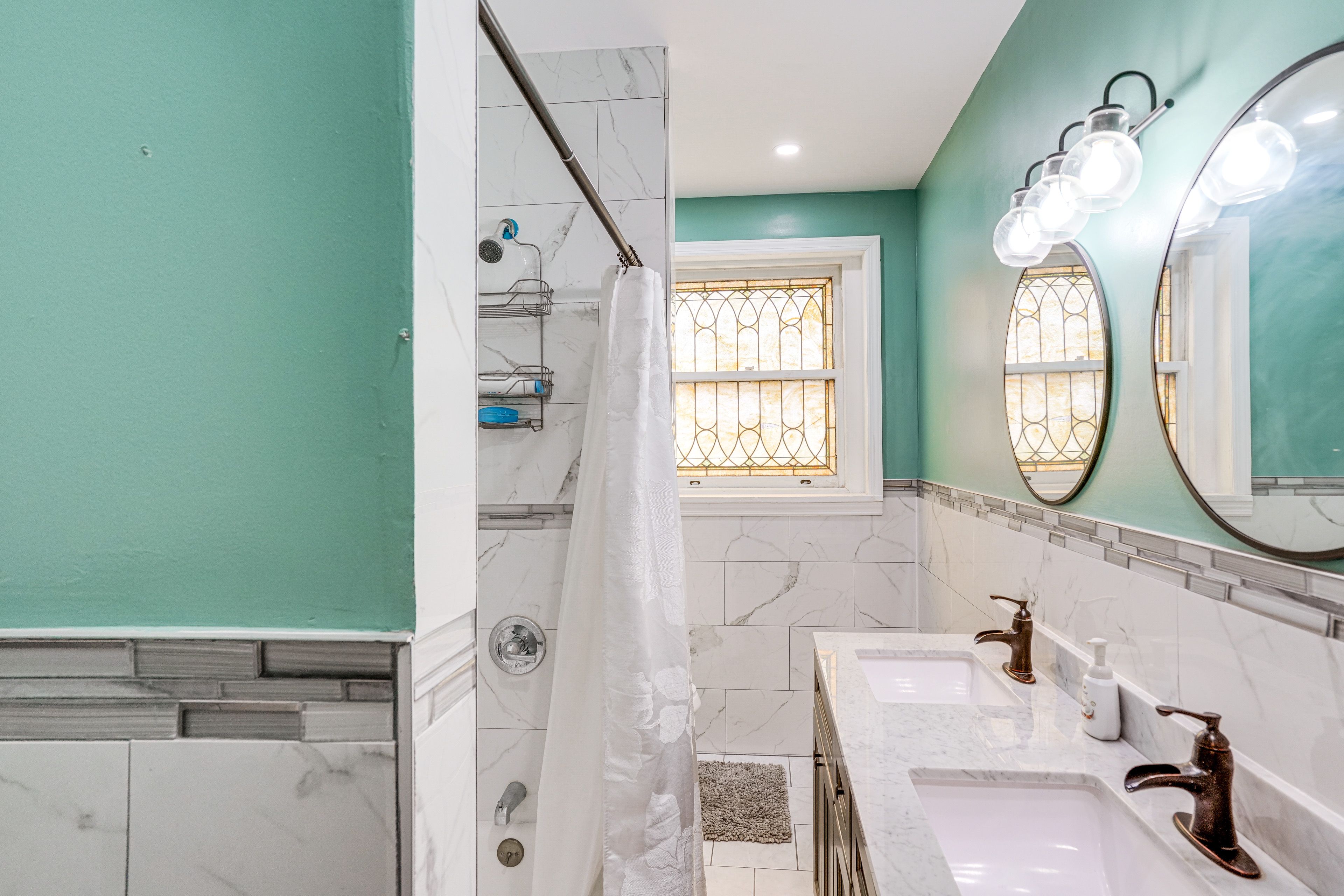 Full Bathroom | 1st Level | Complimentary Toiletries