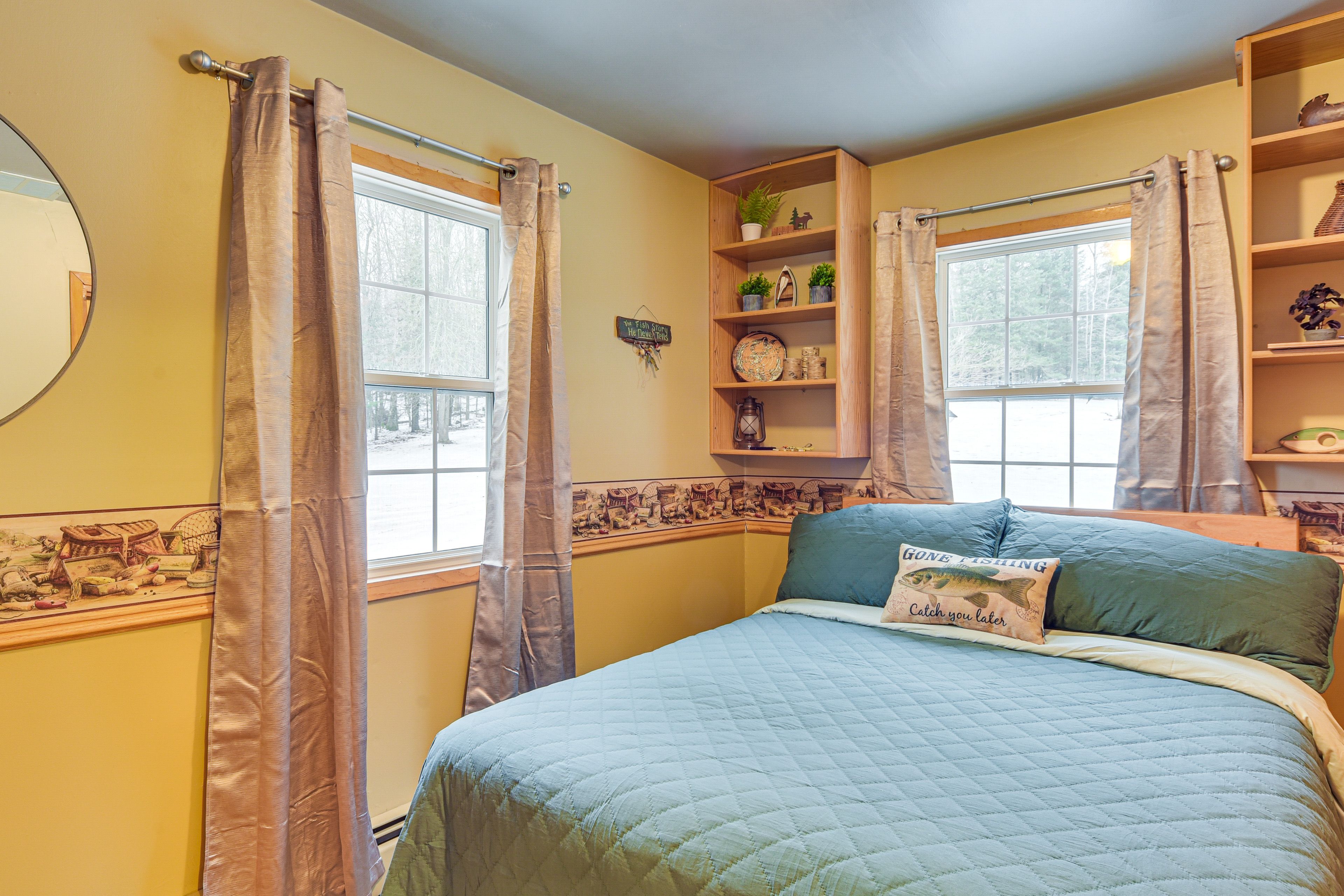 Bedroom 1 | Queen Bed | Linens Provided | 1st Floor