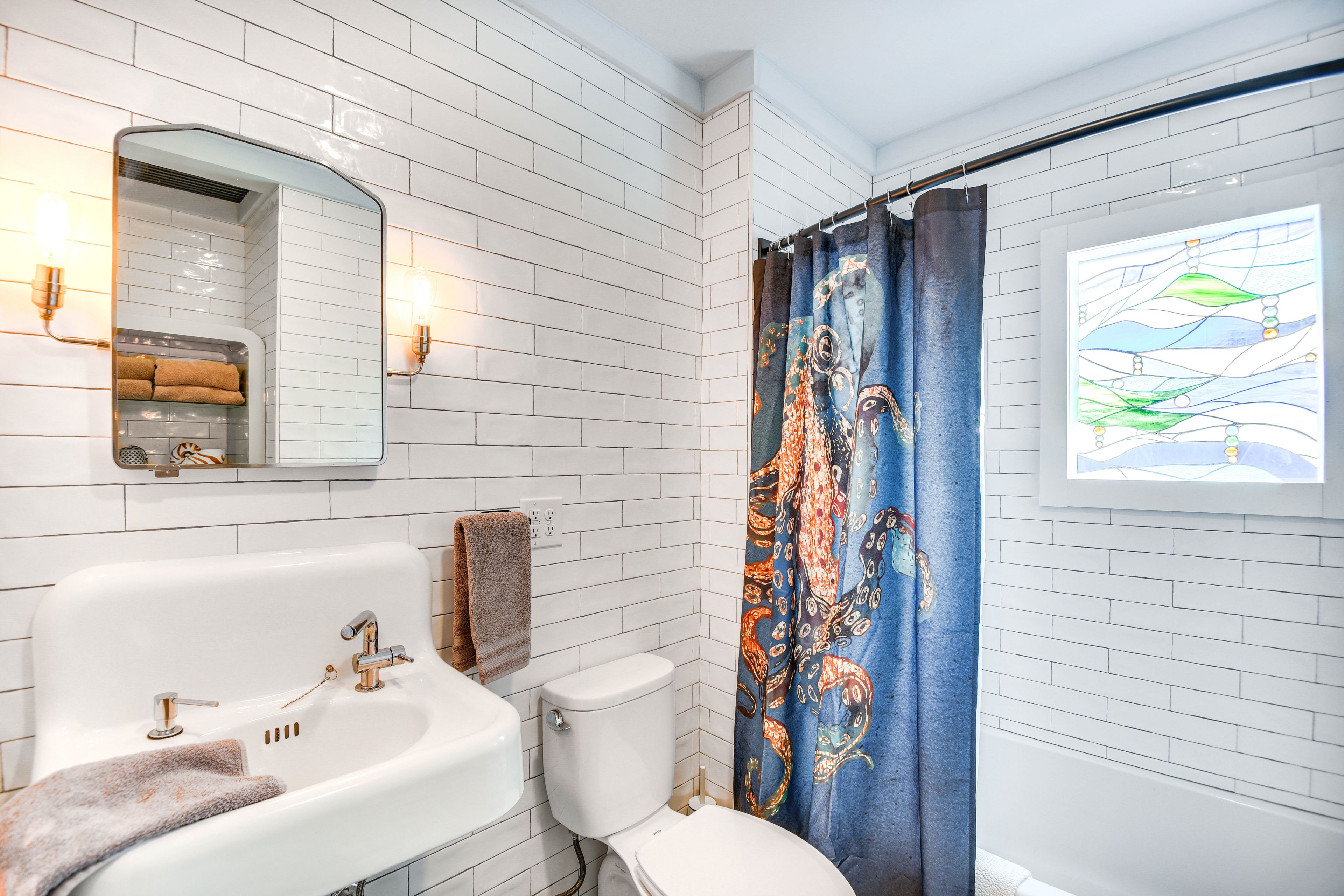 Full Bathroom | 1st Floor | Shower/Tub Combo | Complimentary Toiletries