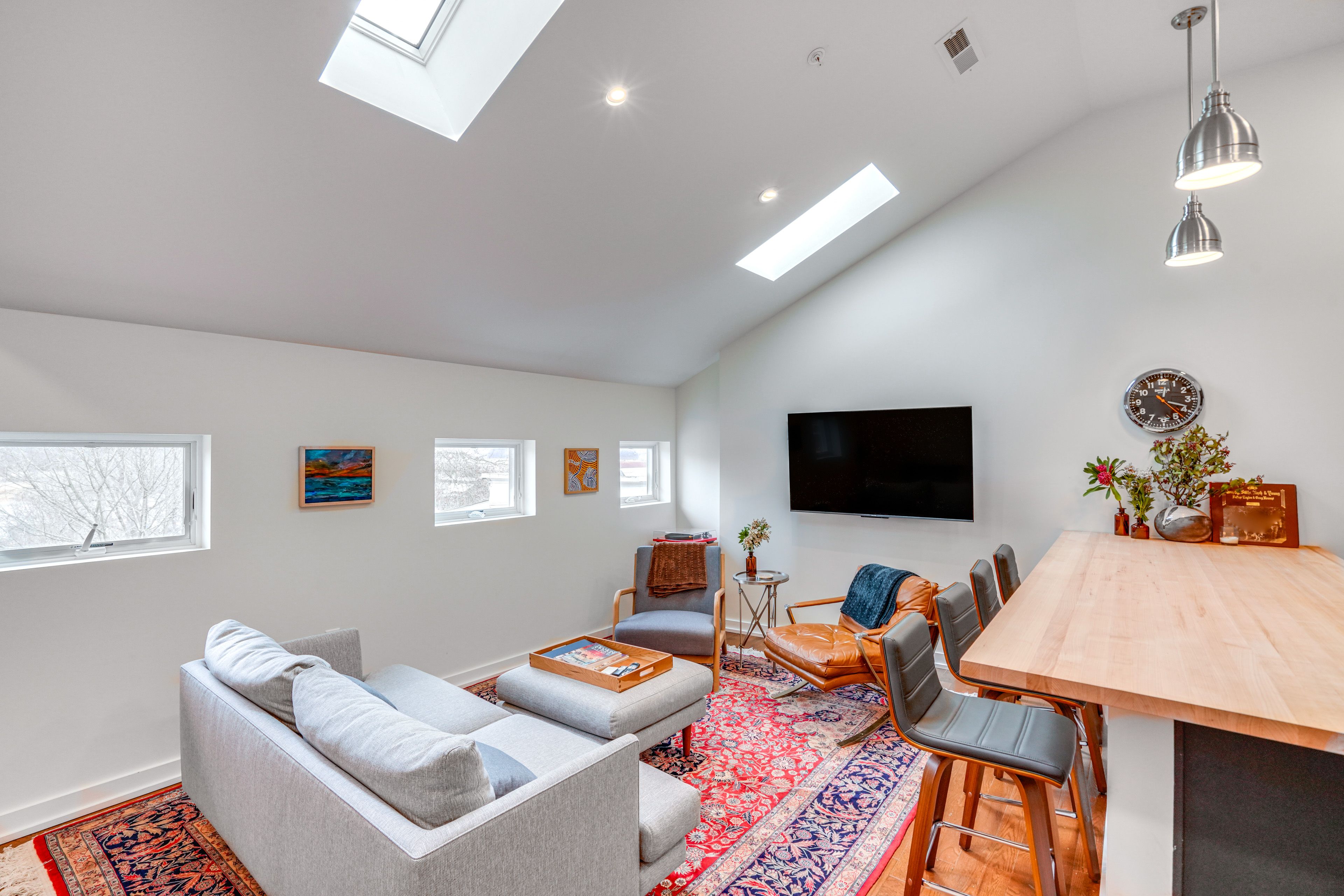 Living Room | Smart TV | Free WiFi | Central Heating & A/C