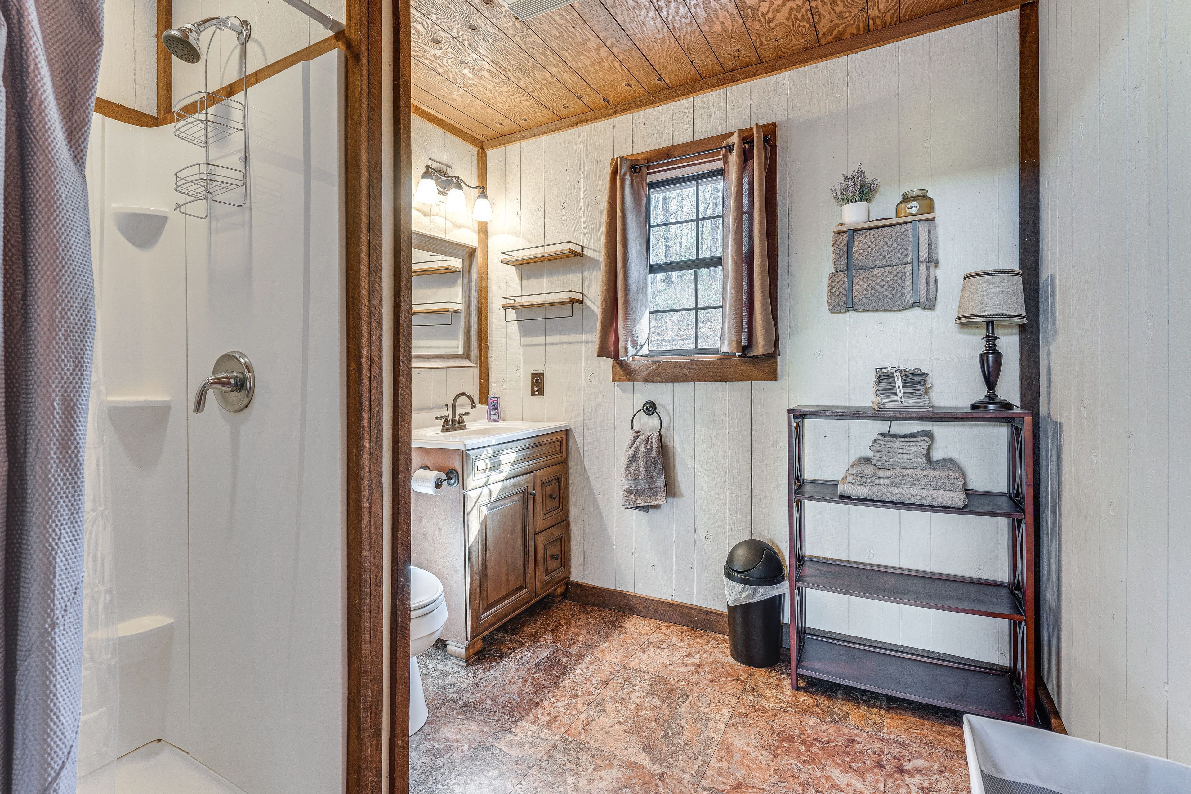Full Bathroom | Complimentary Toiletries