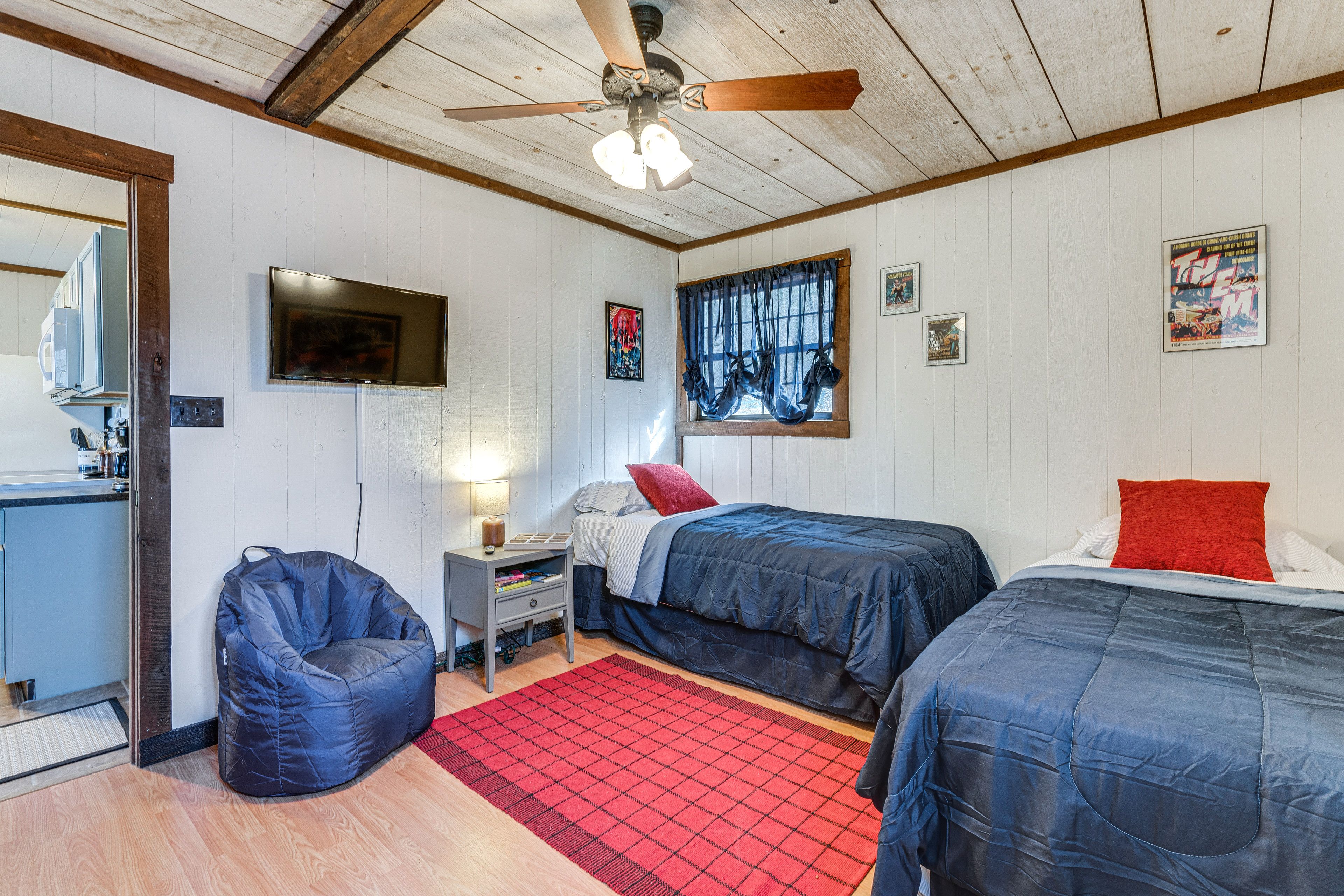 Bedroom 2 | 2 Twin Beds | Smart TV