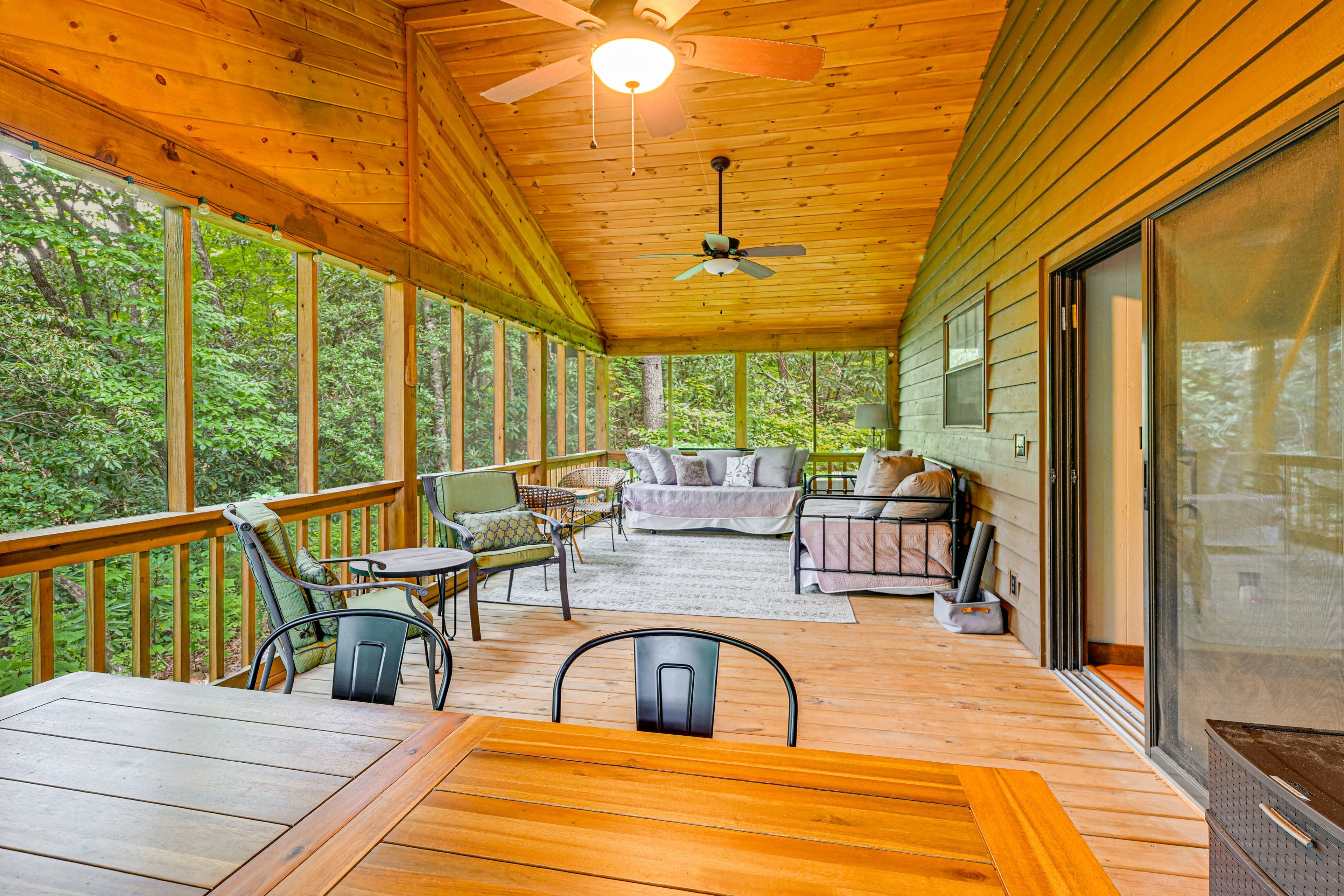Screened-In Porch | Outdoor Dining Area | Daybed