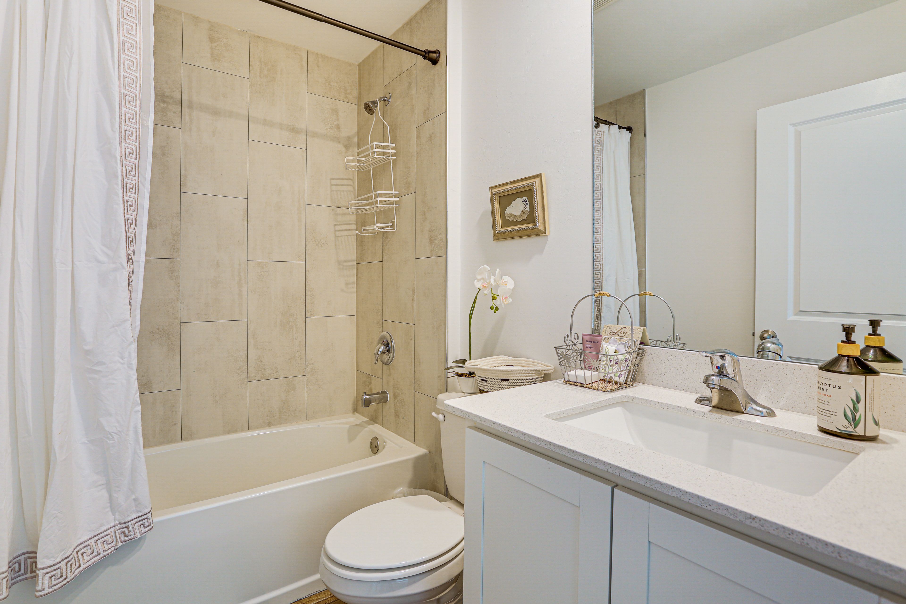 Full Bathroom | Towels Provided