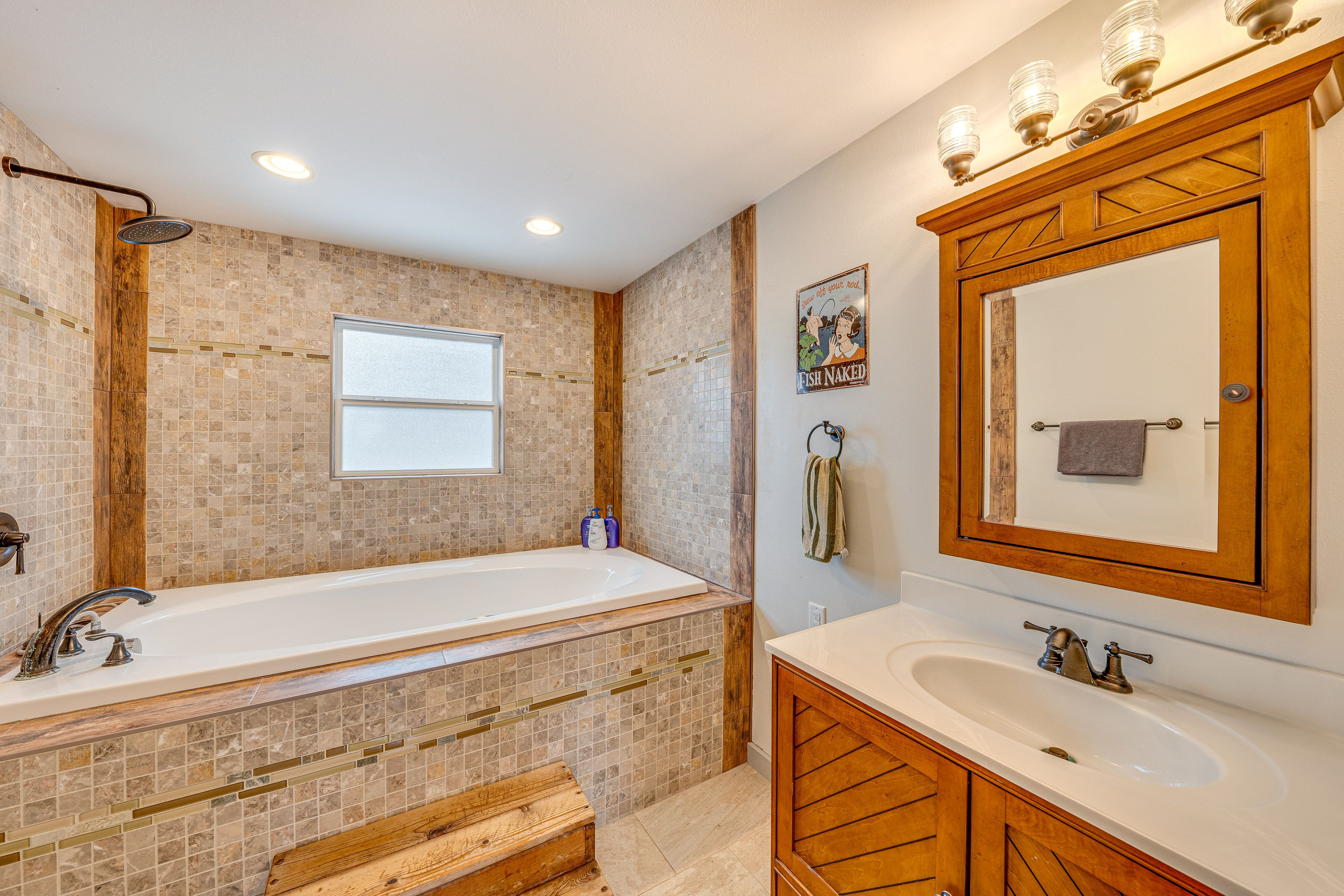 Full Bathroom | 1st Floor | Jetted Tub