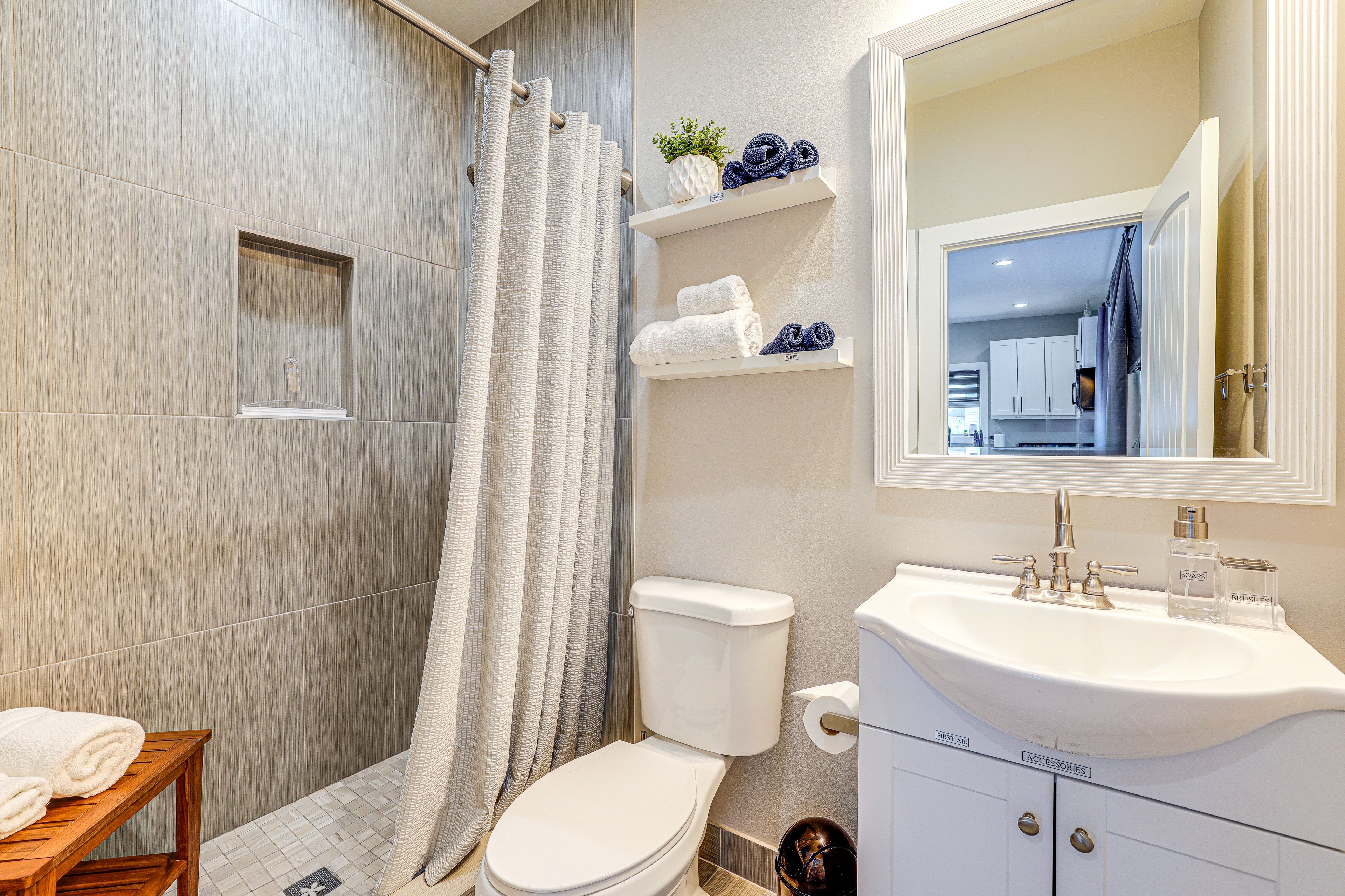 Full Bathroom | Towels Provided | Complimentary Toiletries | Hair Dryer