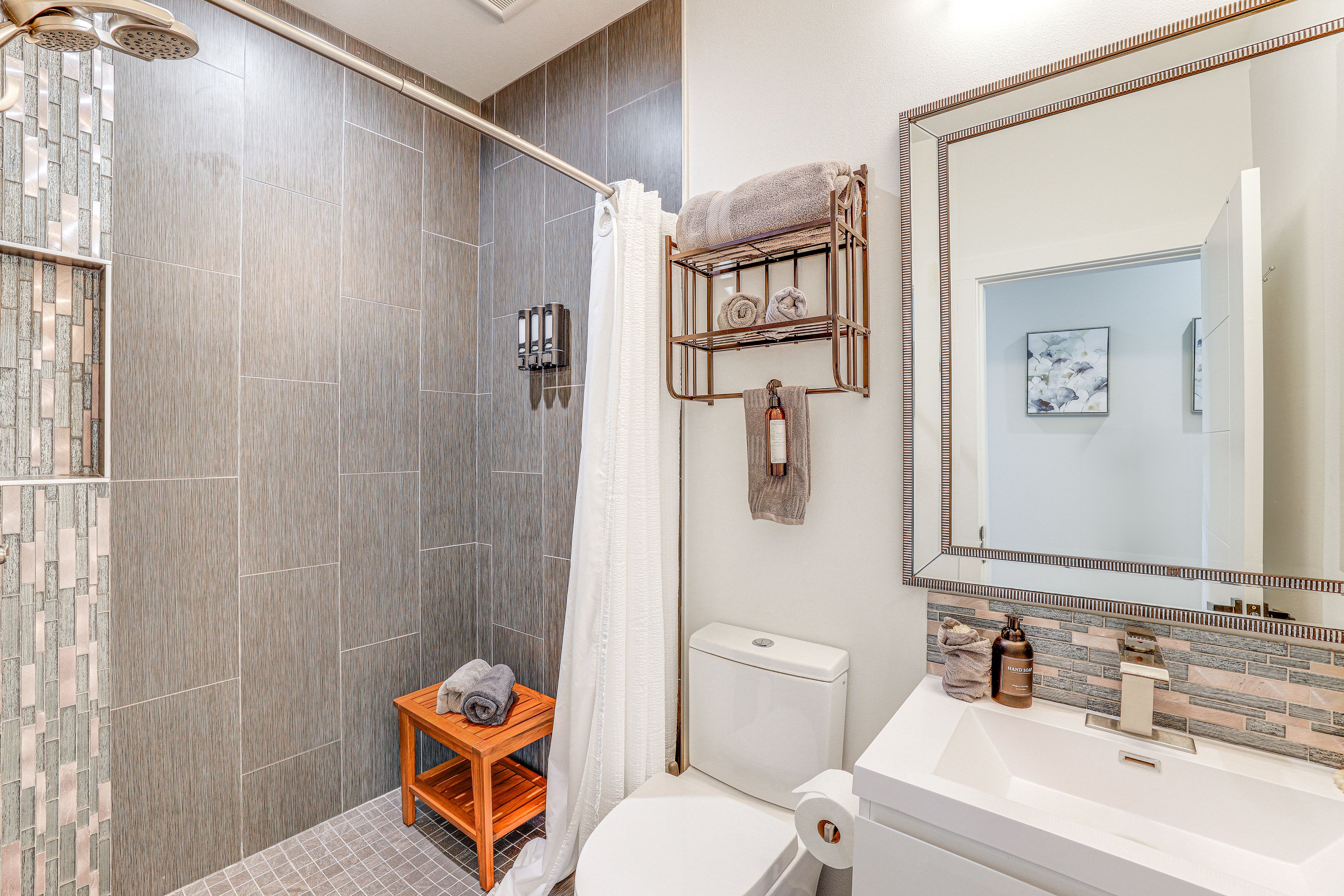 Full Bathroom | Lower Level | Towels Provided | Complimentary Toiletries