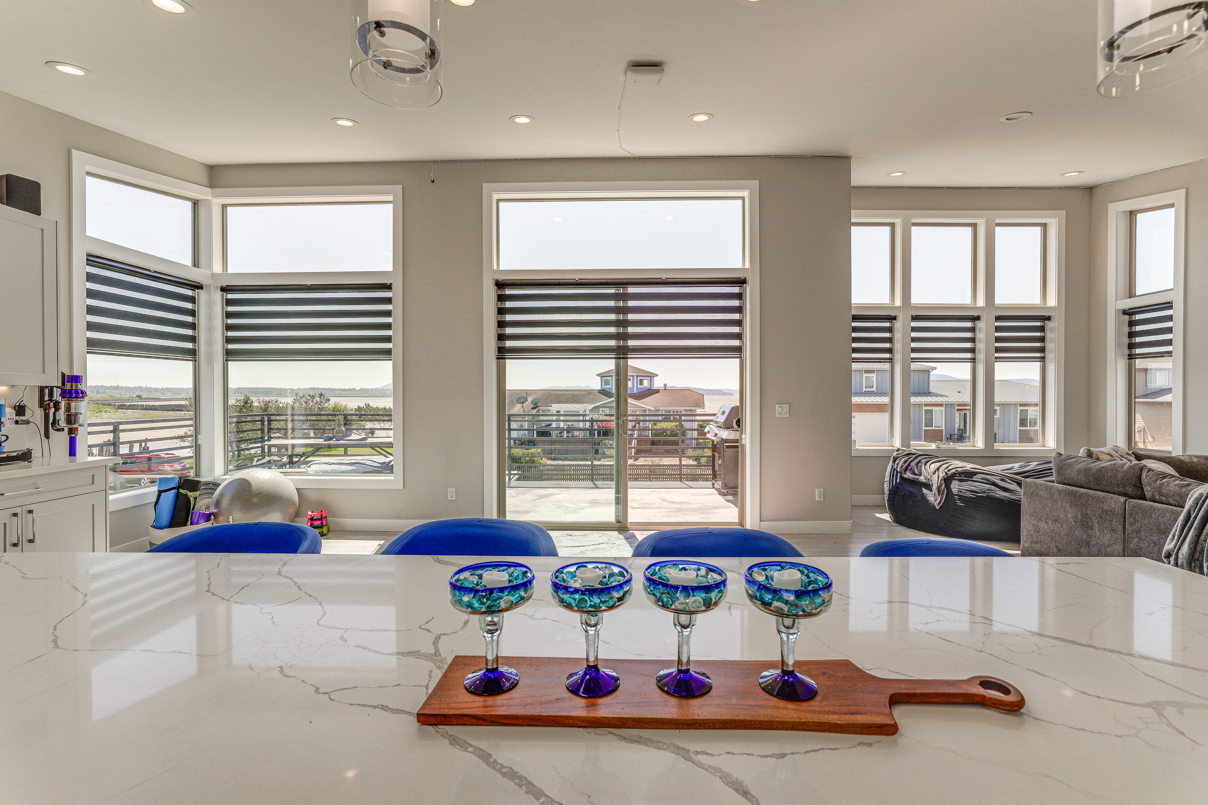 Island w/ Seating | Main Level