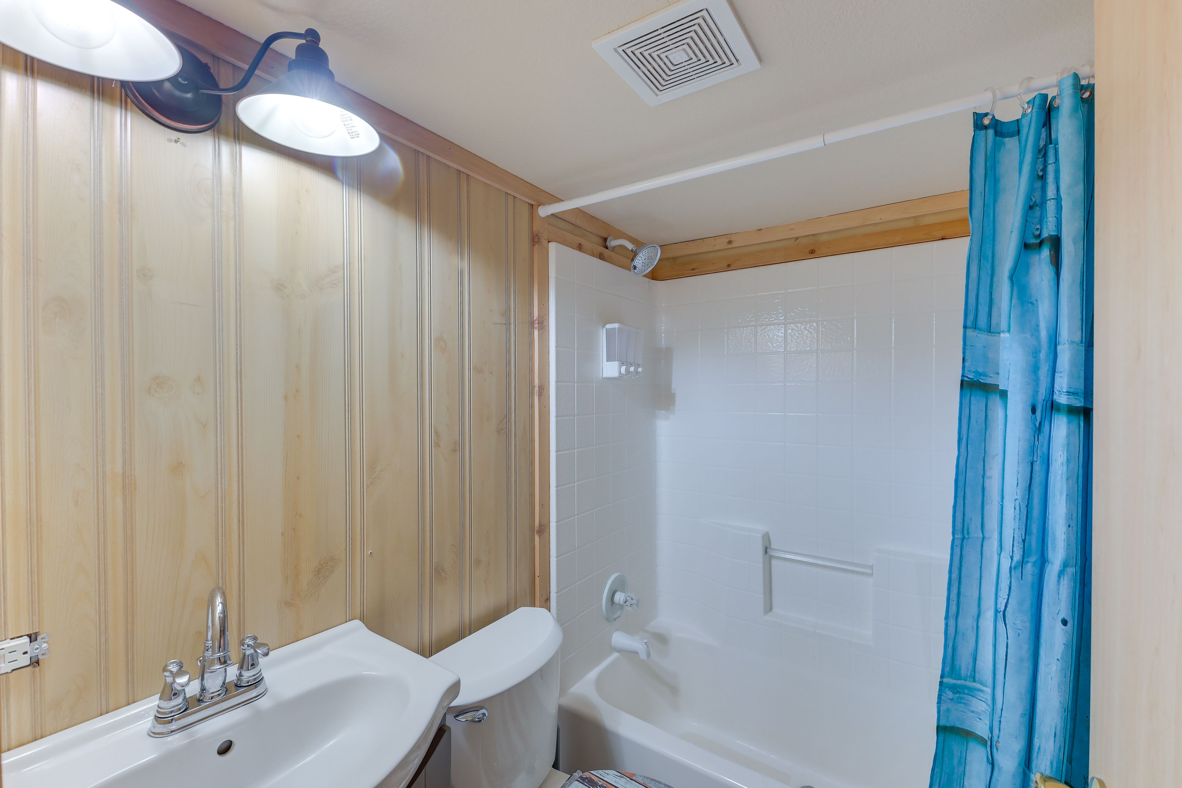 Full Bathroom | 1st Floor | Complimentary Toiletries | Towels Provided