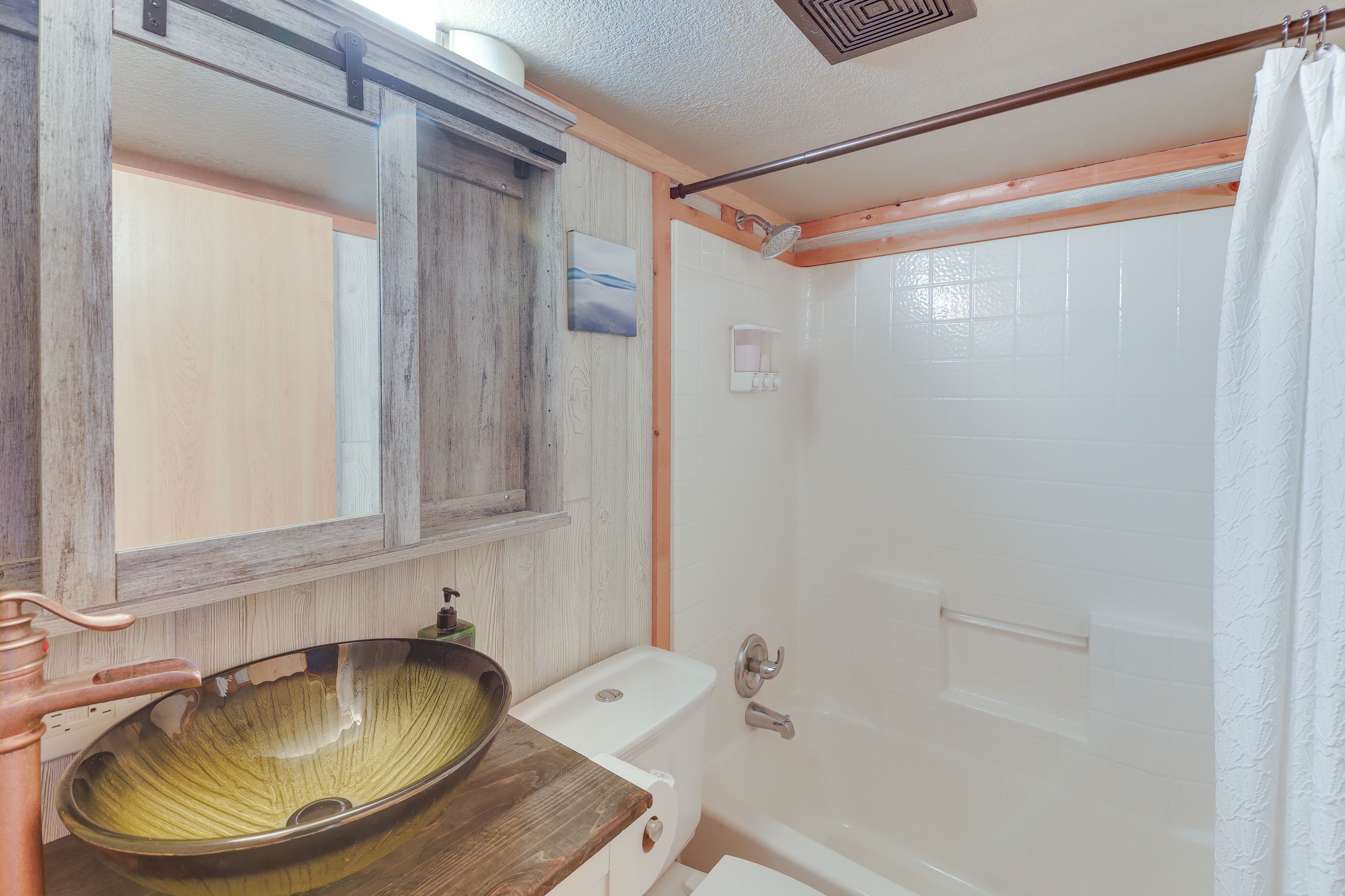 Full Bathroom | 1st Floor | Complimentary Toiletries | Towels Provided