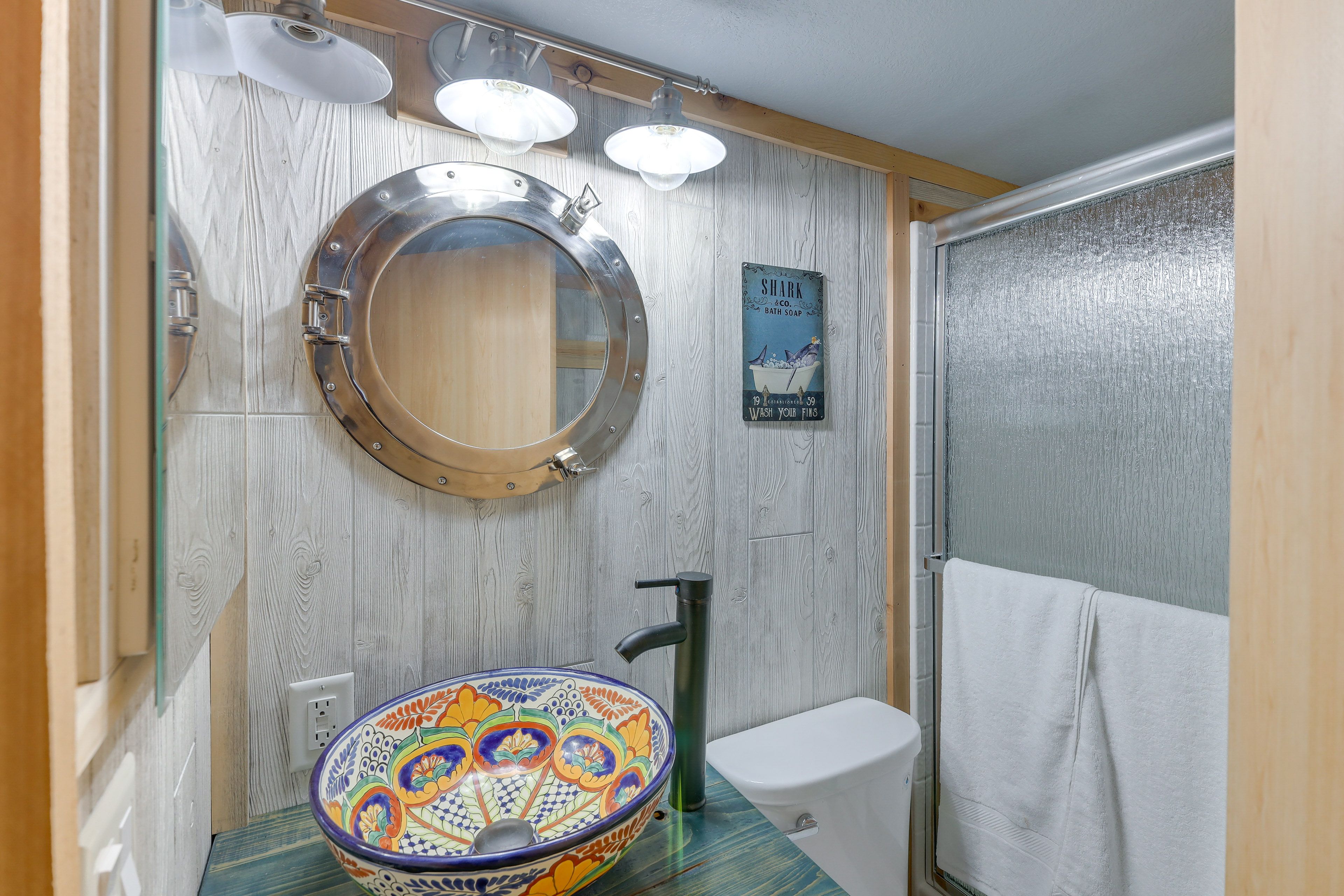 Full Bathroom | 1st Floor | Towels Provided | Complimentary Toiletries