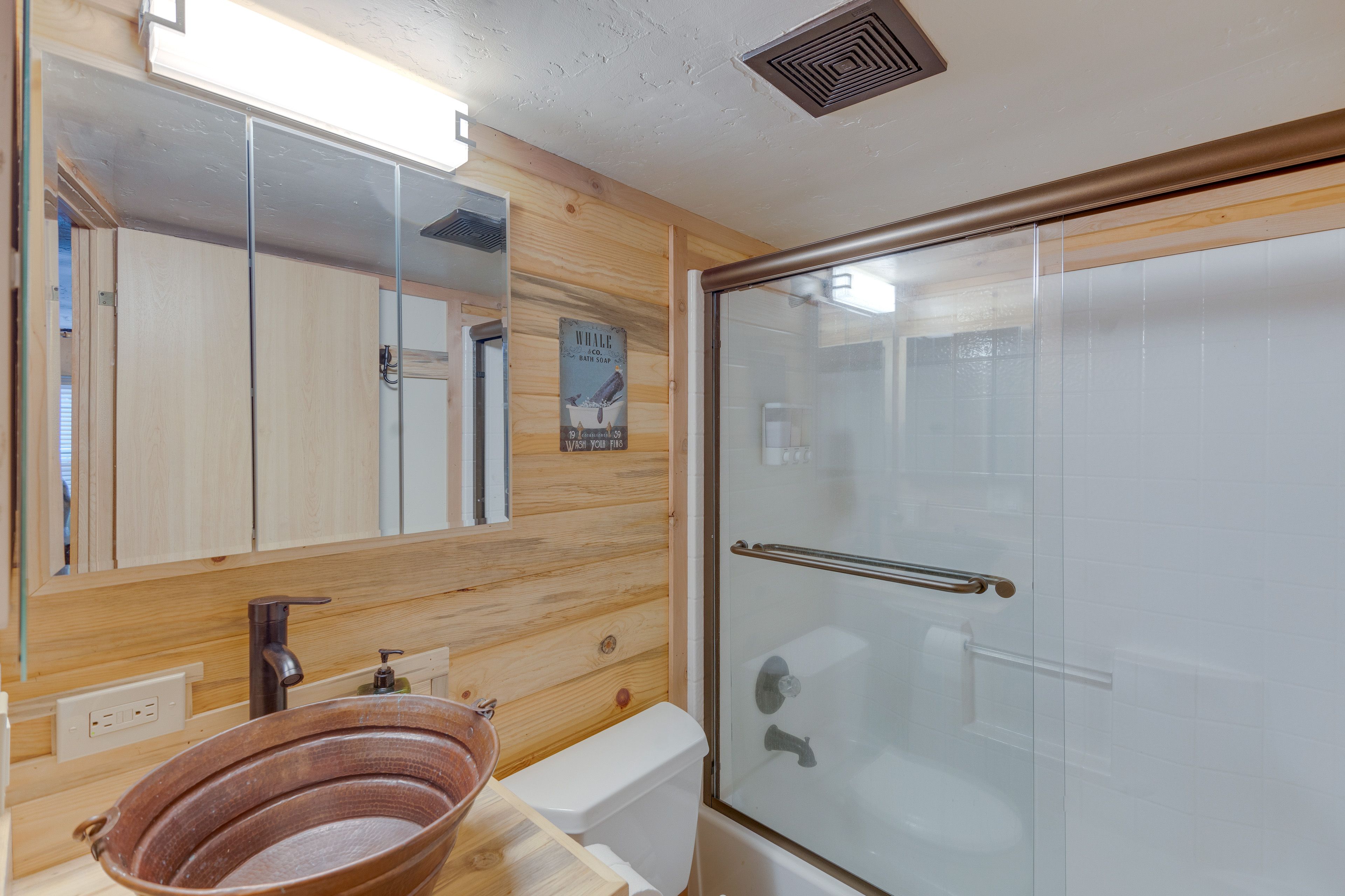 Full Bathroom | 1st Floor | Towels Provided | Complimentary Toiletries