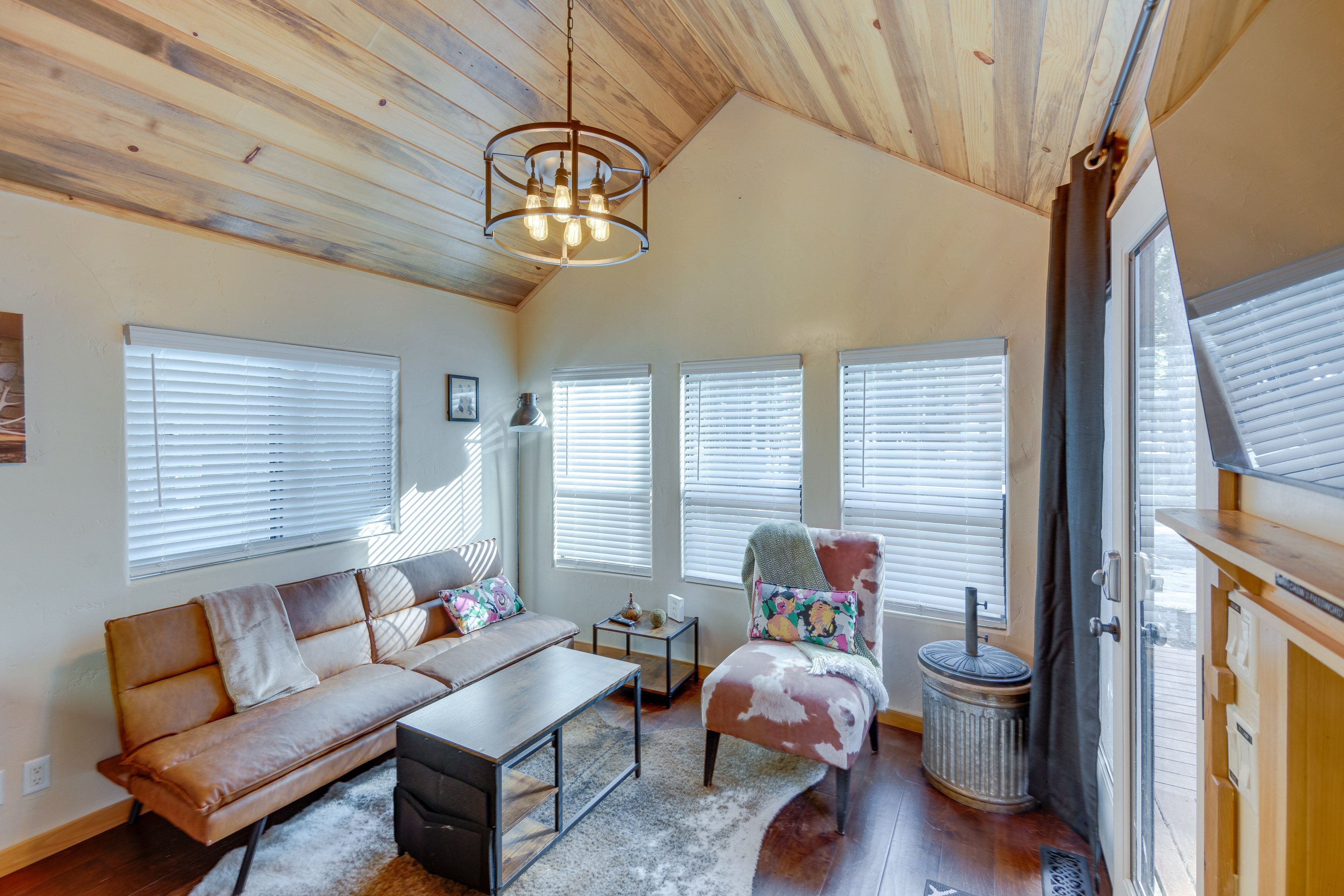 Living Area | 1st Floor | Smart TV | Free WiFi | Electric Fireplace