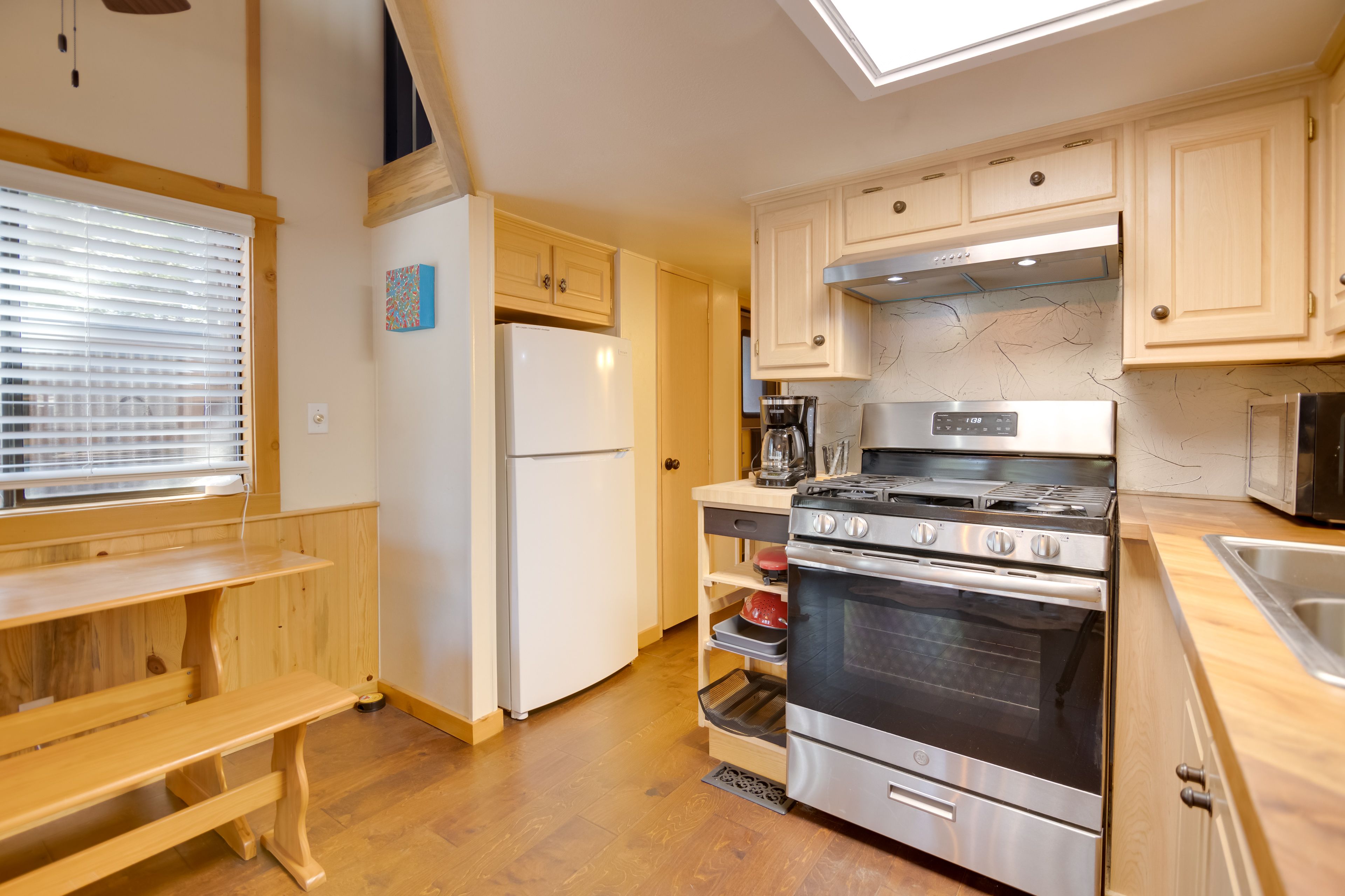 Kitchen | Microwave | 1st Floor