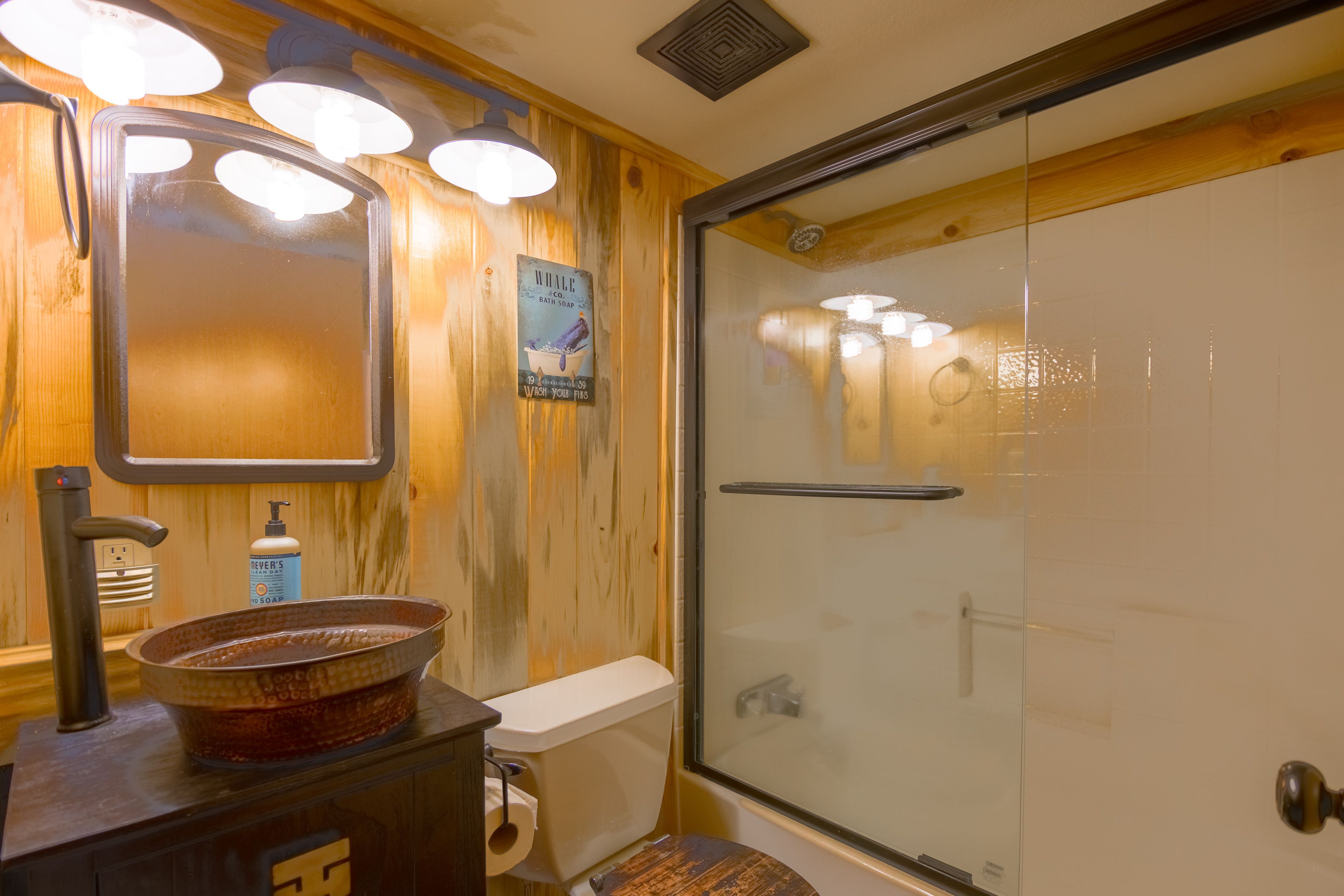 Full Bathroom | Towels Provided | 1st Floor
