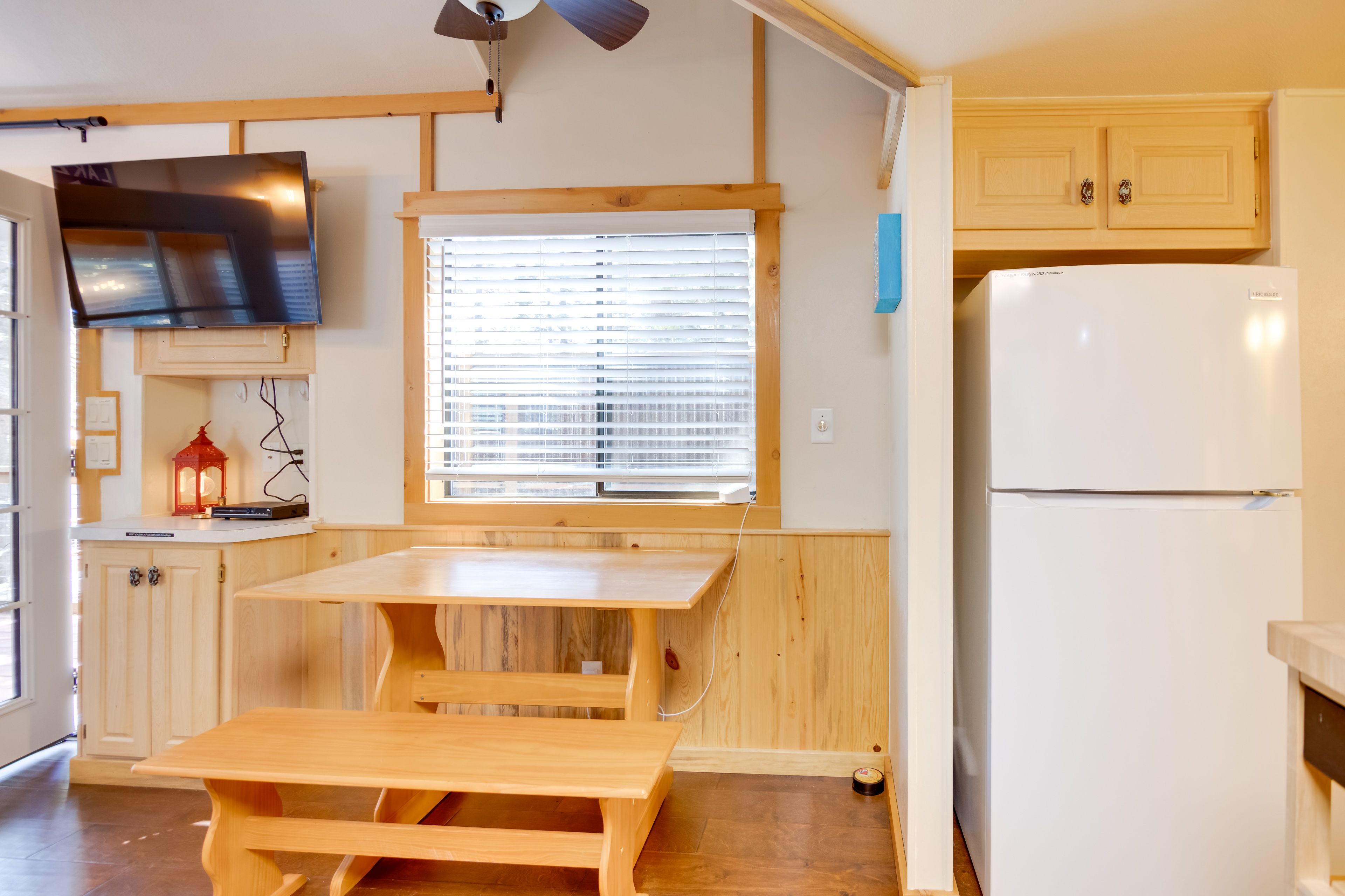 Dining Area | Dishware/Flatware Provided | 1st Floor