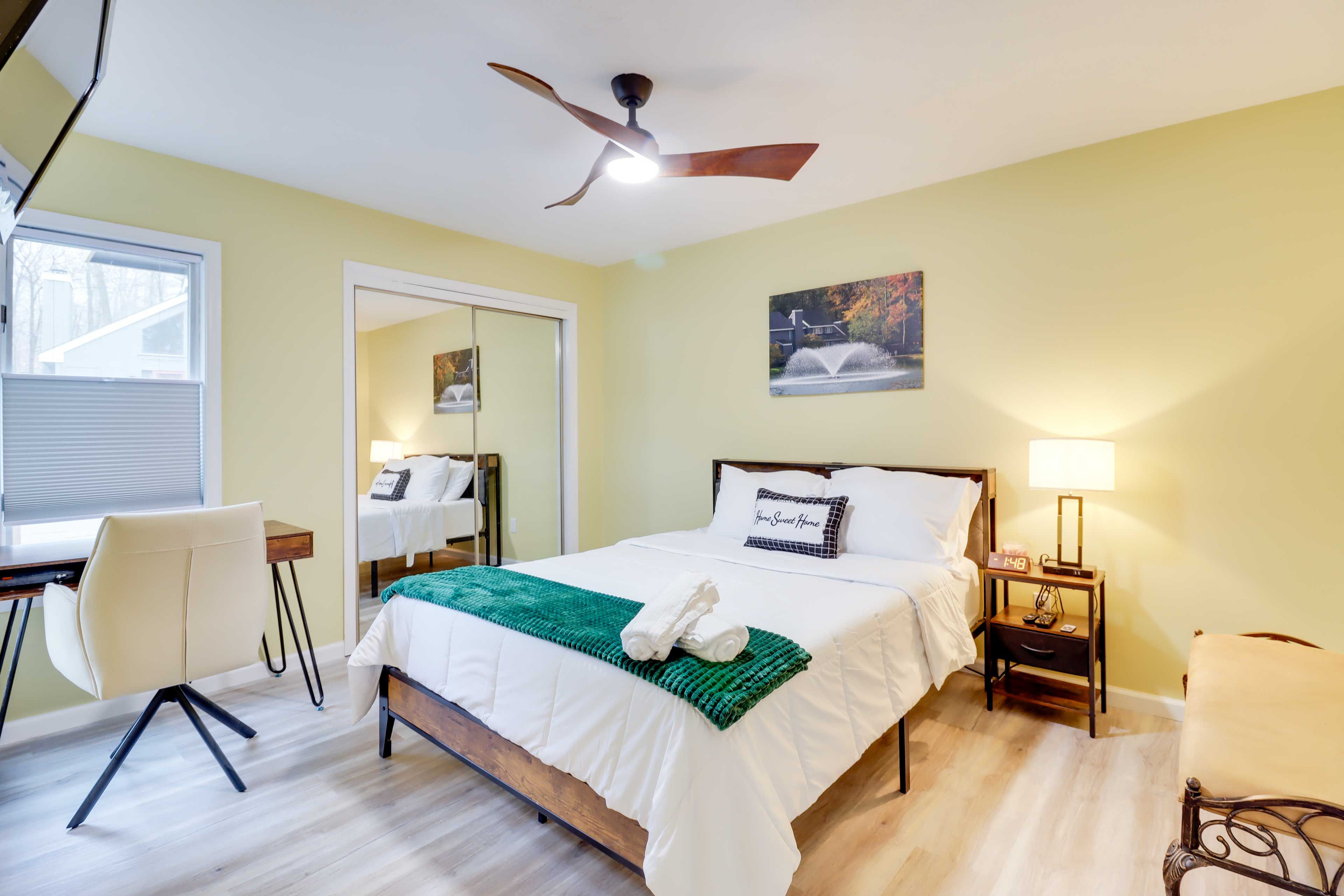 Bedroom 1 | 1st Floor | Queen Bed | Twin Bed | Crib | Smart TV