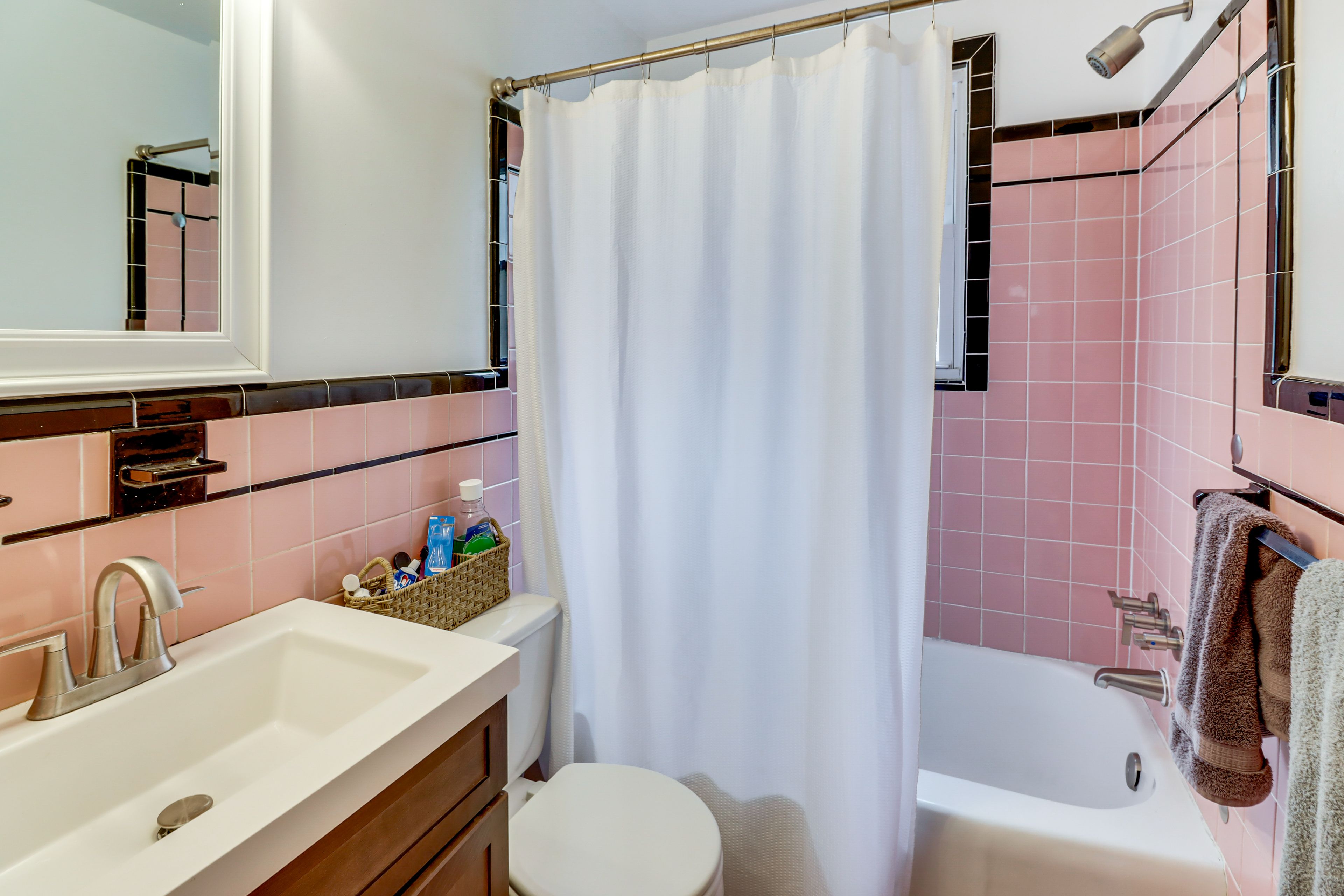 Full Bath | Towels | 1st Floor