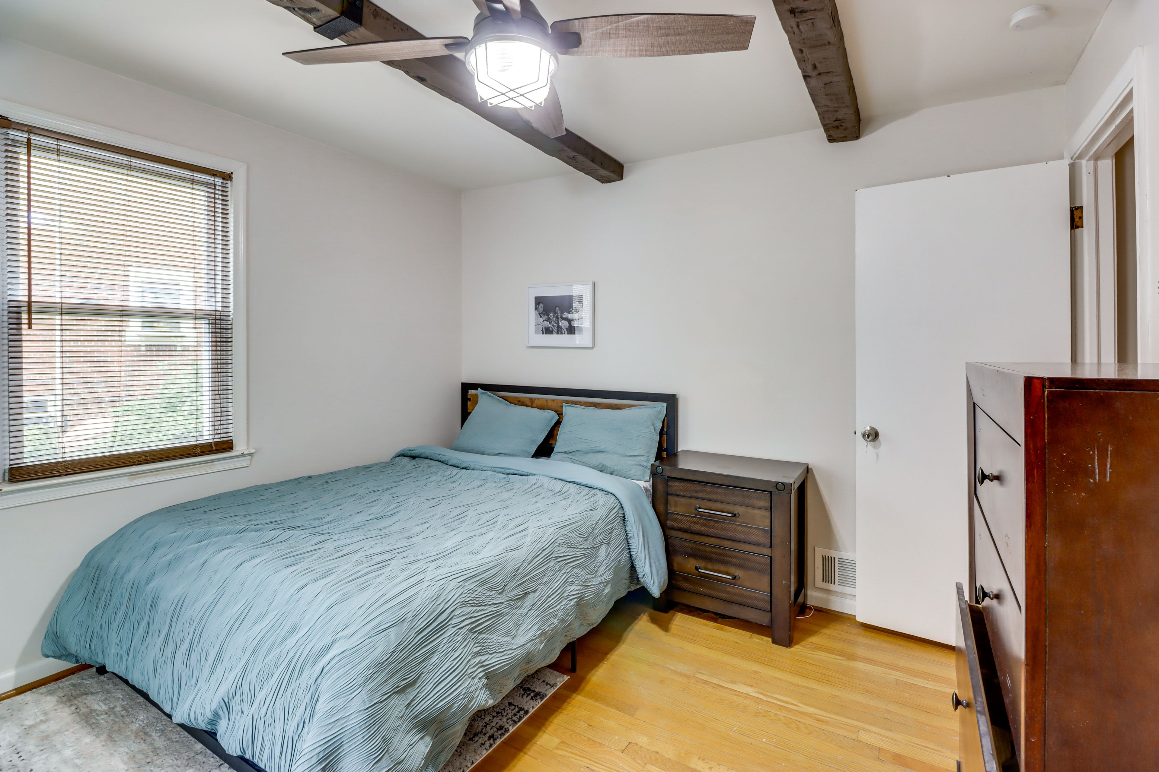 Bedroom 1 | Queen Bed | Linens Provided | 1st Floor