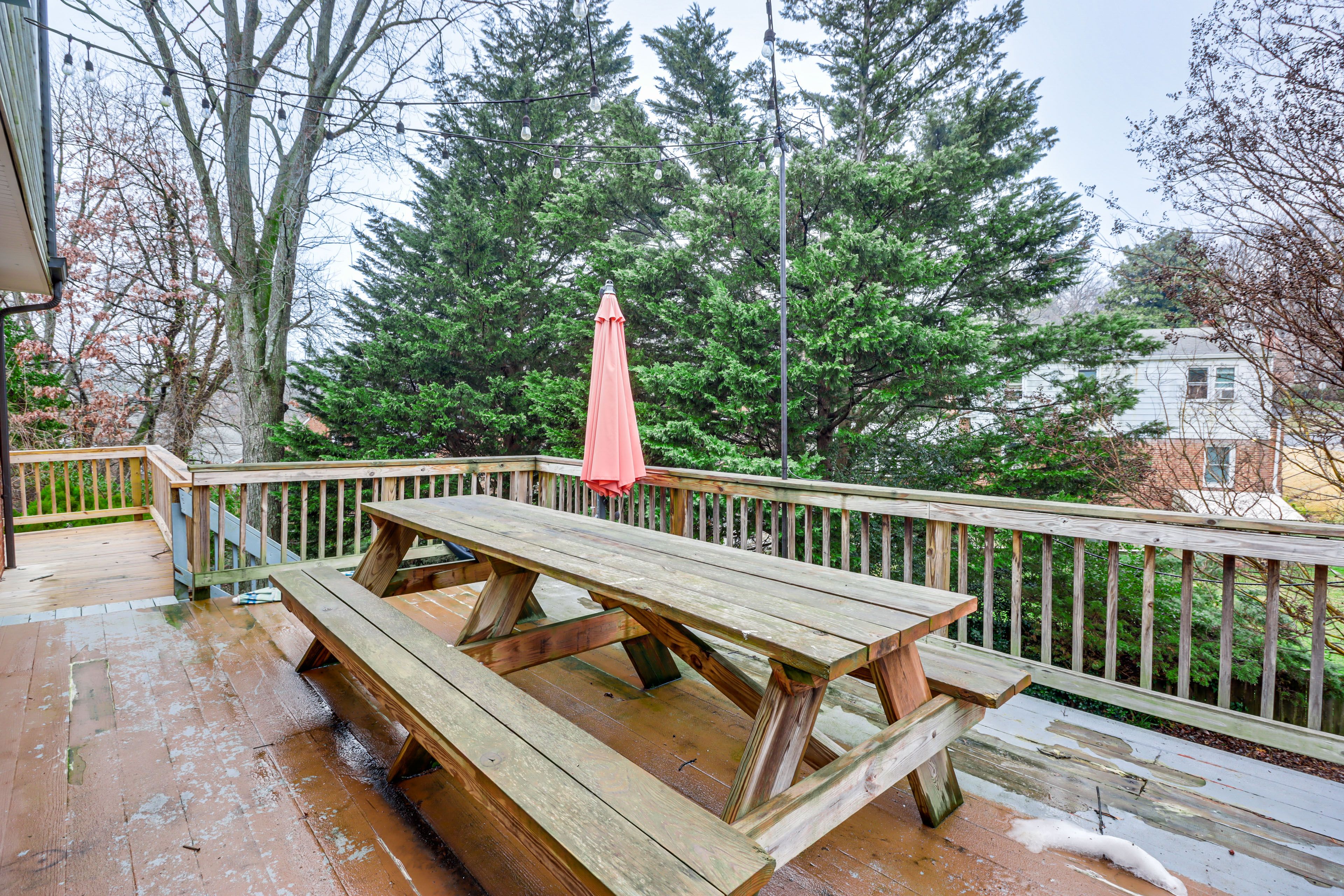 Deck | Shared 2,200-Sq-Ft Yard