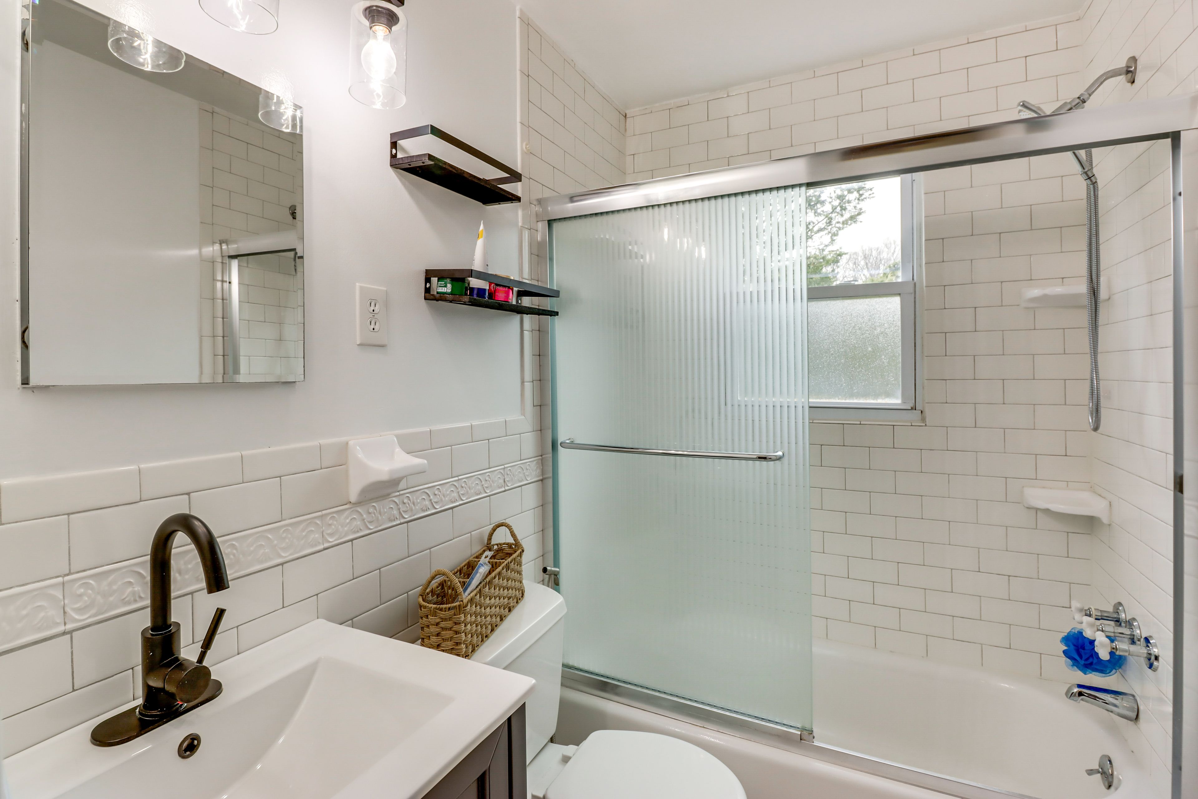 Full Bath | Complimentary Toiletries | 2nd Floor