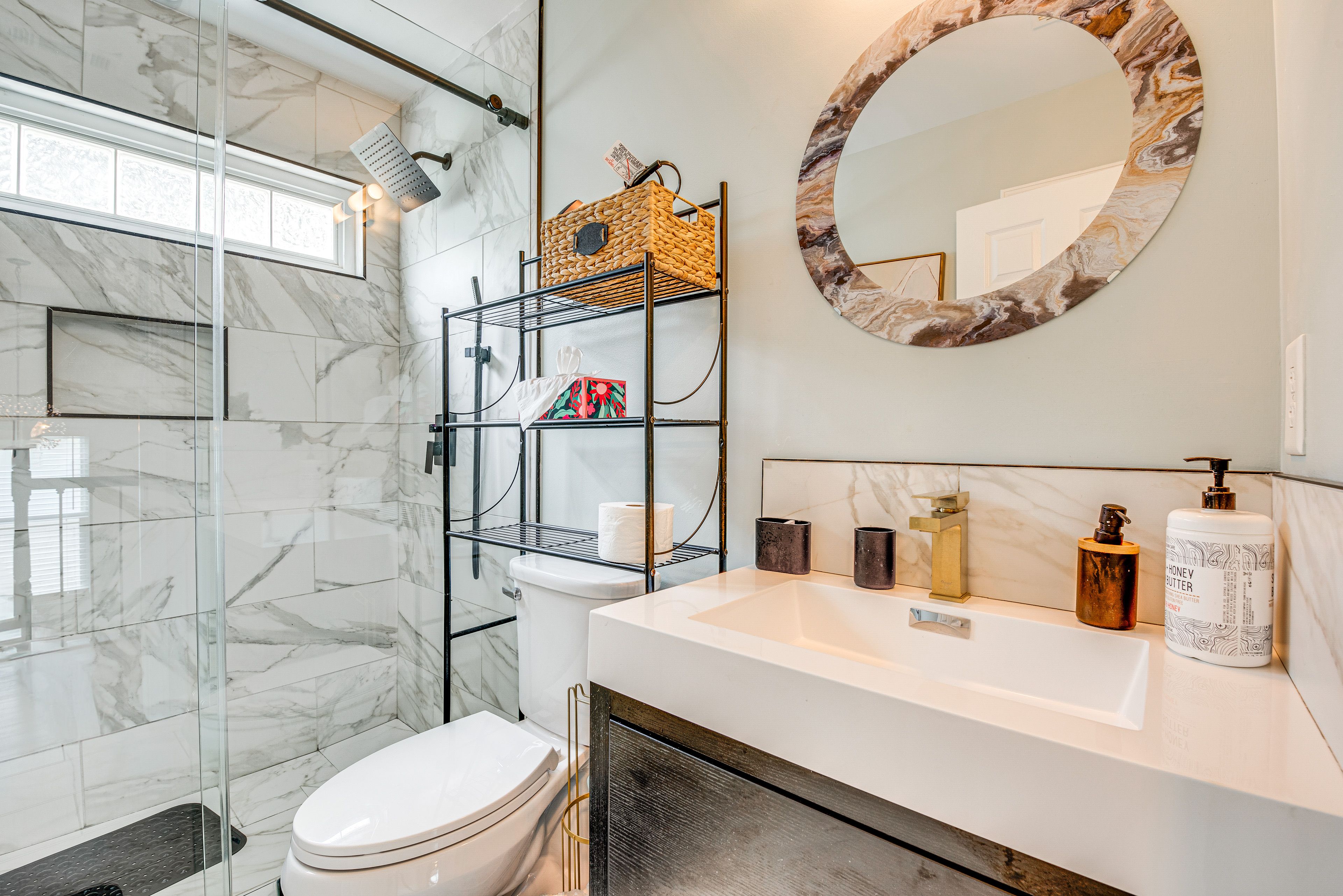 Full Bathroom | 2nd Floor | Complimentary Toiletries